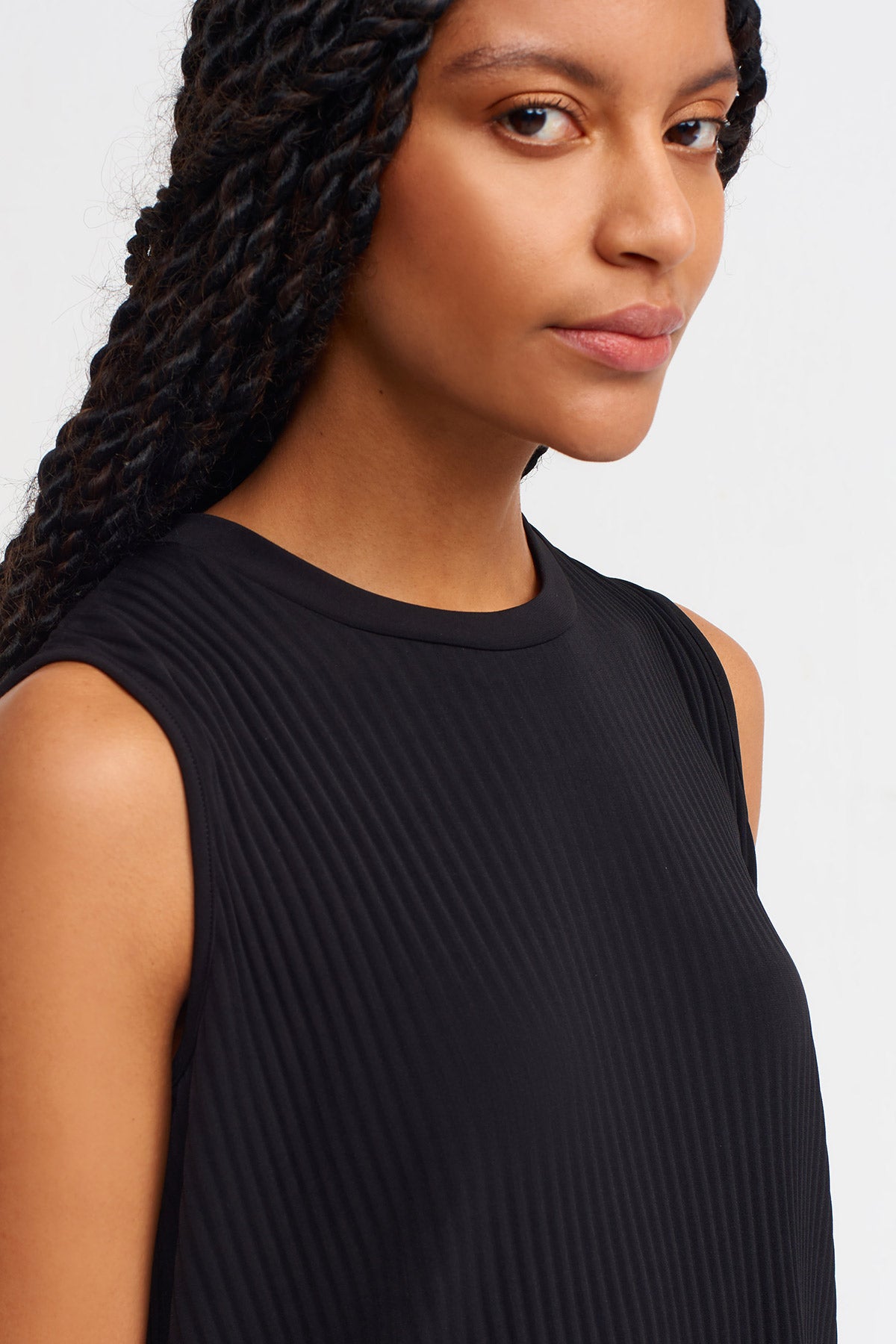 Black Sleeveless Pleated Jersey Blouse-Y251011126
