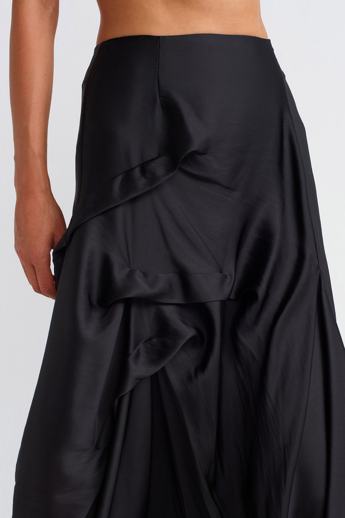 تنورة ساتان سوداء بتفاصيل مطوية - Y252012003