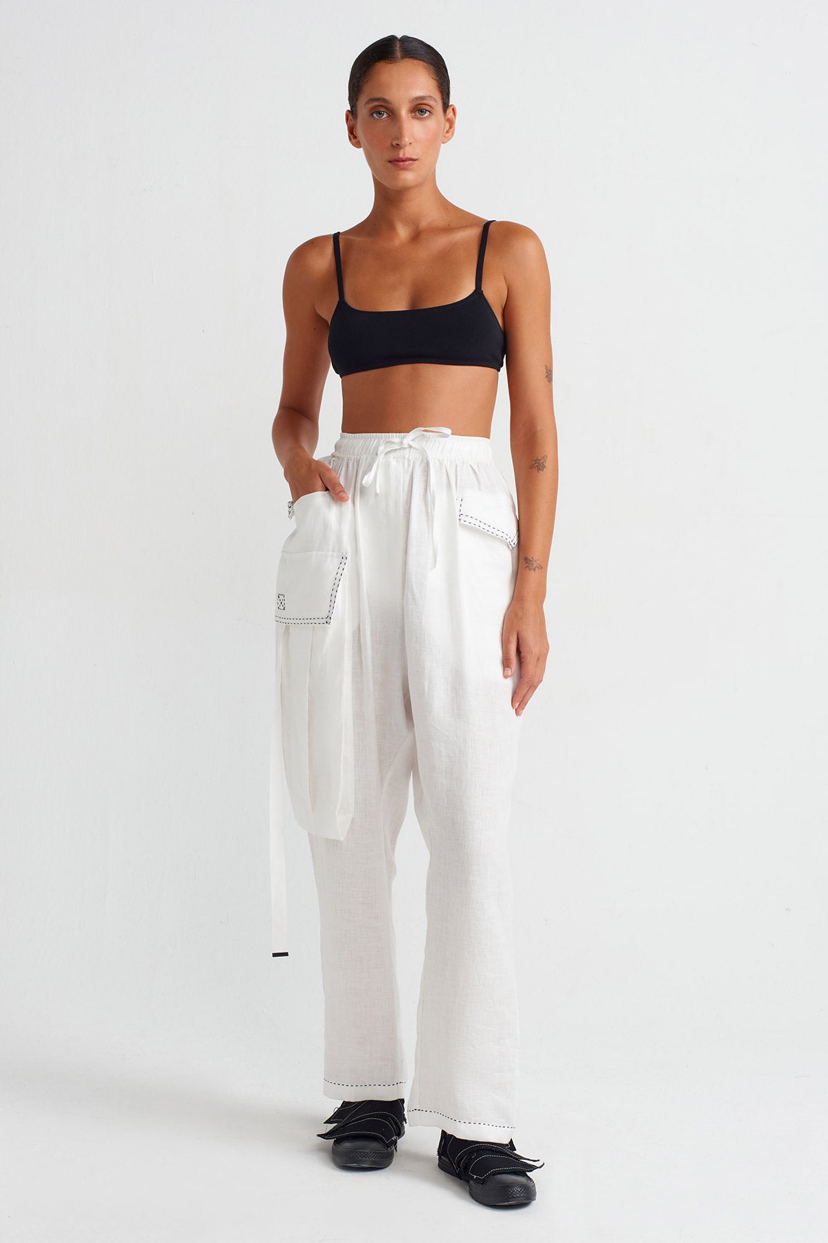 White / Black Contrast Stitched Pocketed Linen Trousers-Y253013009