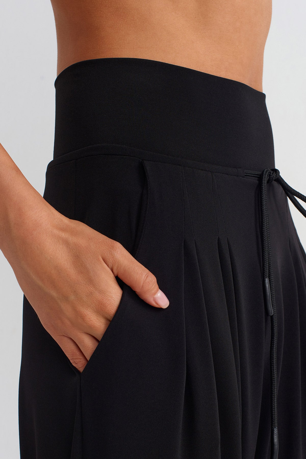 شالوار أسود بخصر مرتفع ورباط - Y253013031