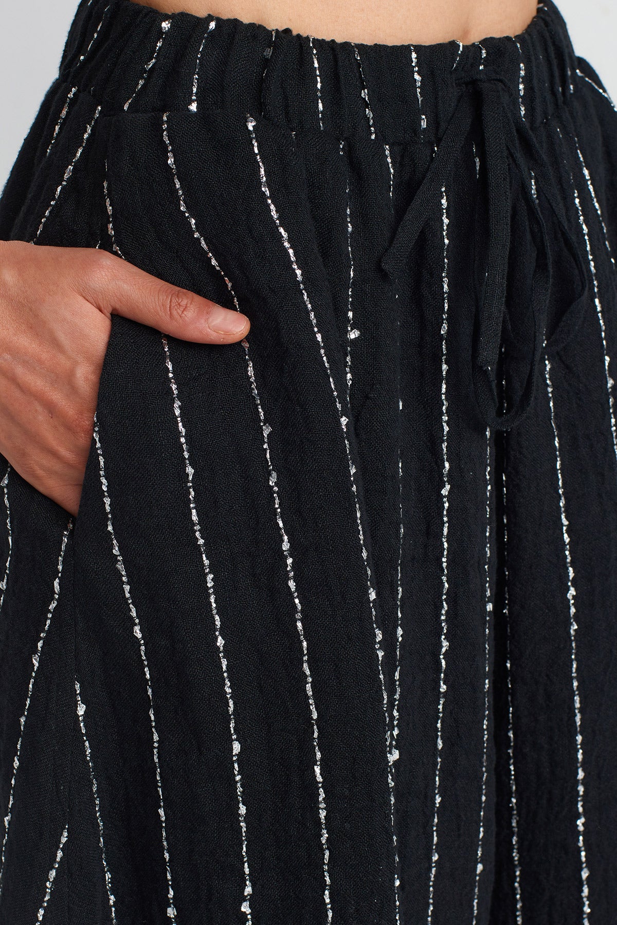 بنطال أسود لامع متوسط ​​الطول - Y253013056