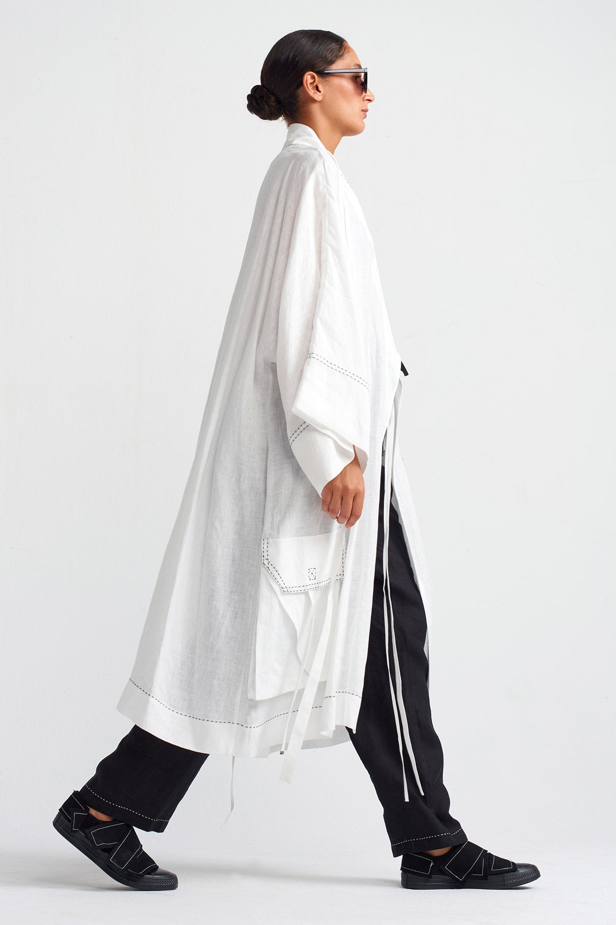 White/Black Contrast Stitched Pocket Linen Kimono-Y255015019