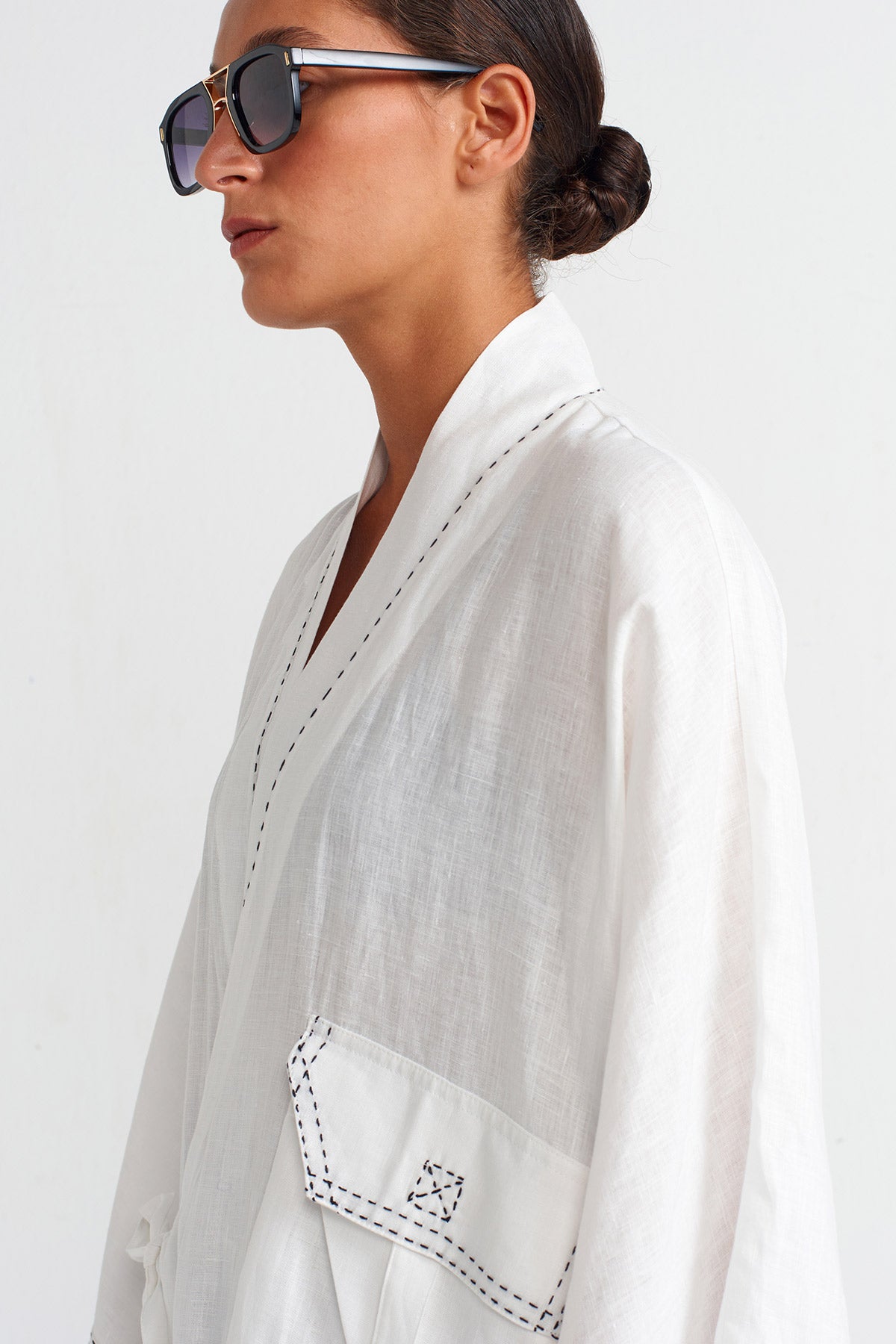 White/Black Contrast Stitched Pocket Linen Kimono-Y255015019