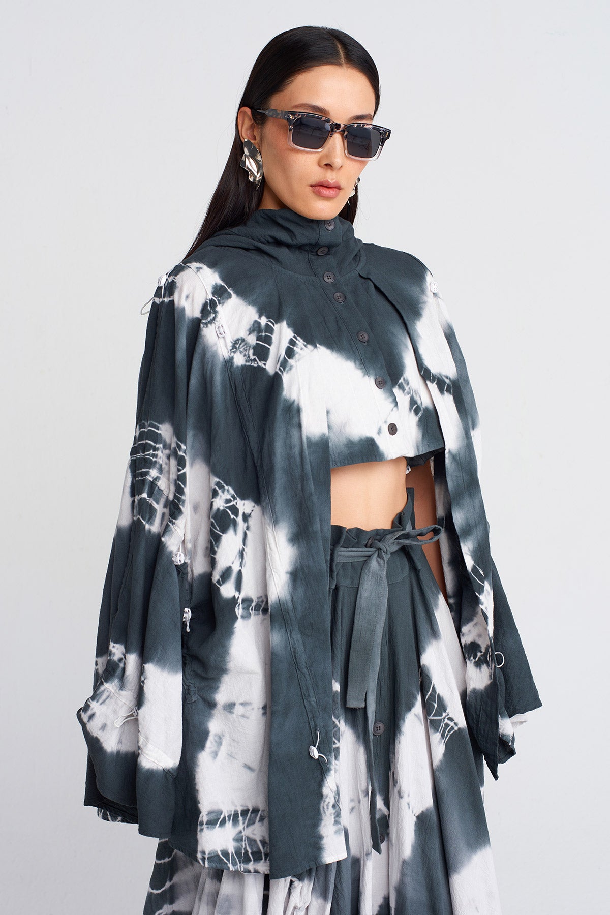 Koyu Gri Batik Efektli, Büzme Detaylı Kapşonlu Ceket-Y255015048