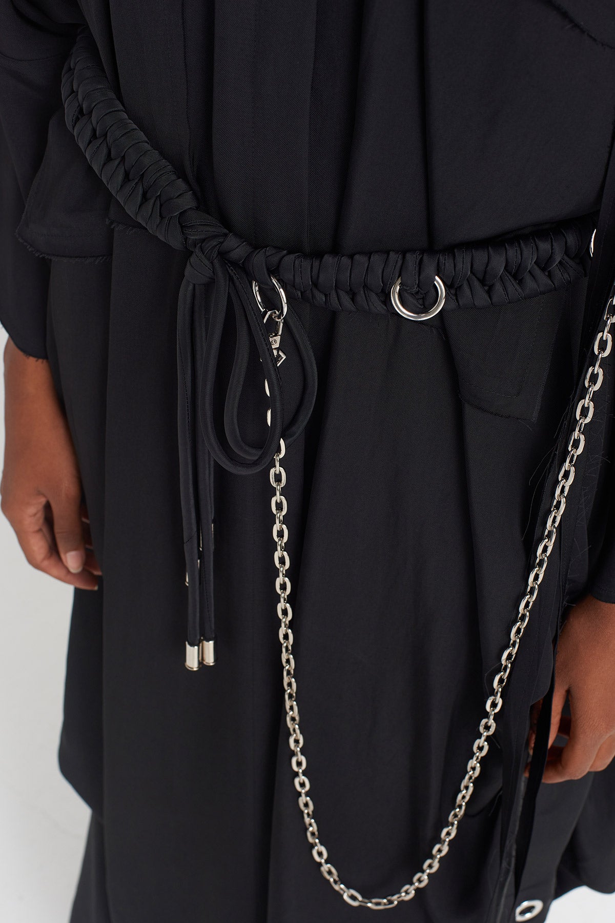 حزام بتفاصيل سلسلة سوداء - Y258018009