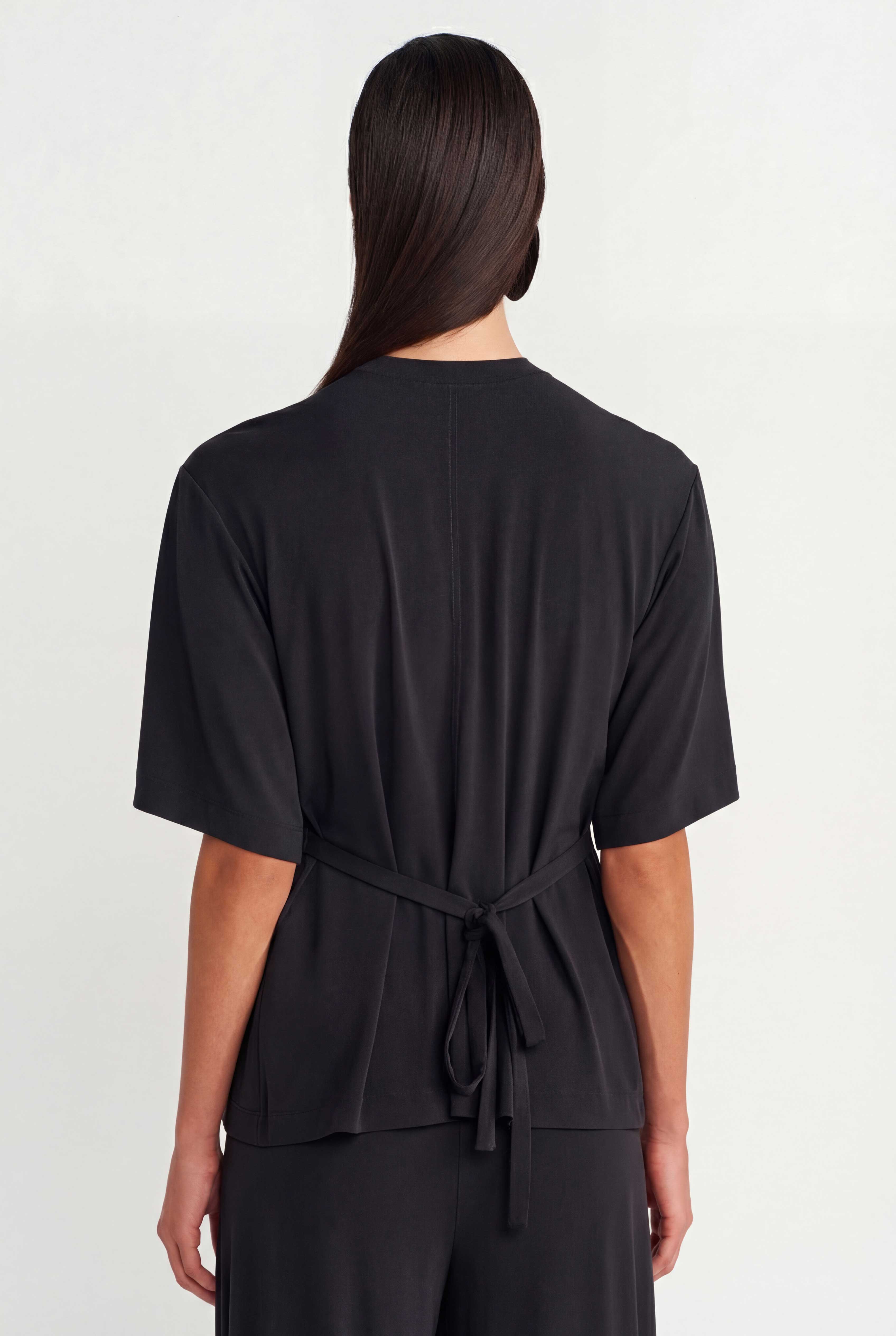Siyah Dikiş Detaylı Bağlamalı T-Shirt-Y261011009