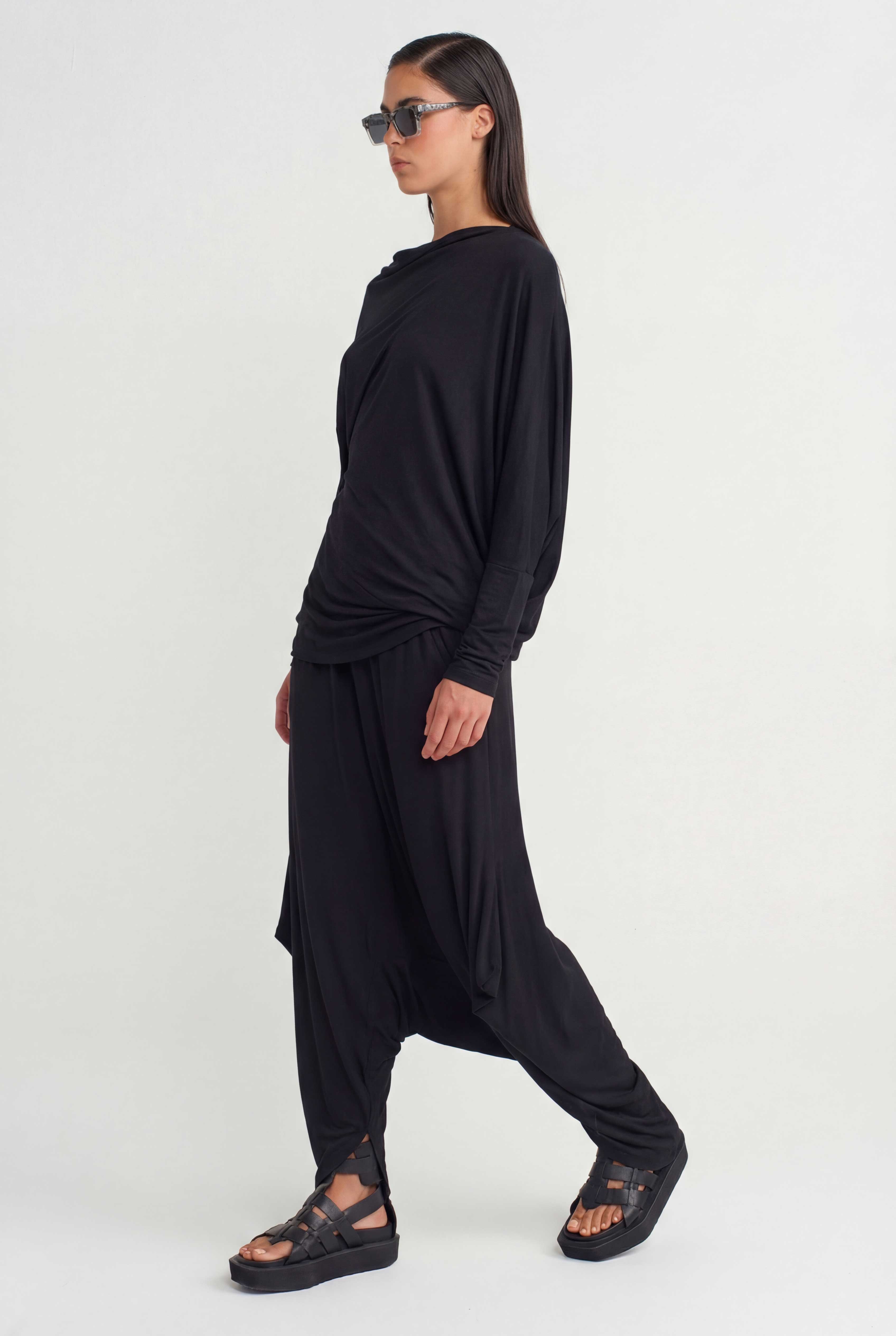 بلوزة سوداء بأكمام طويلة بتصميم منسدل - Y261011011