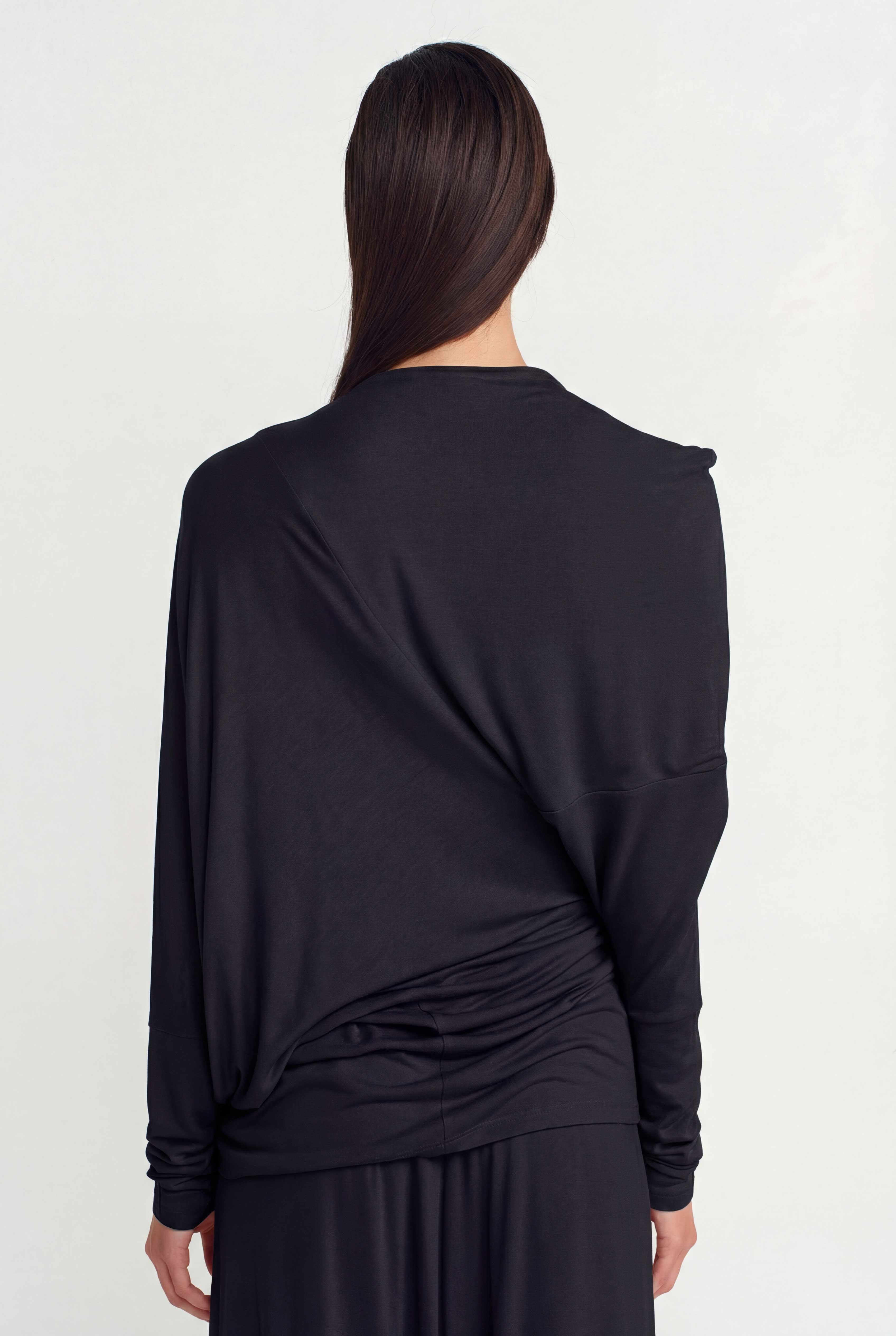 بلوزة سوداء بأكمام طويلة بتصميم منسدل - Y261011011