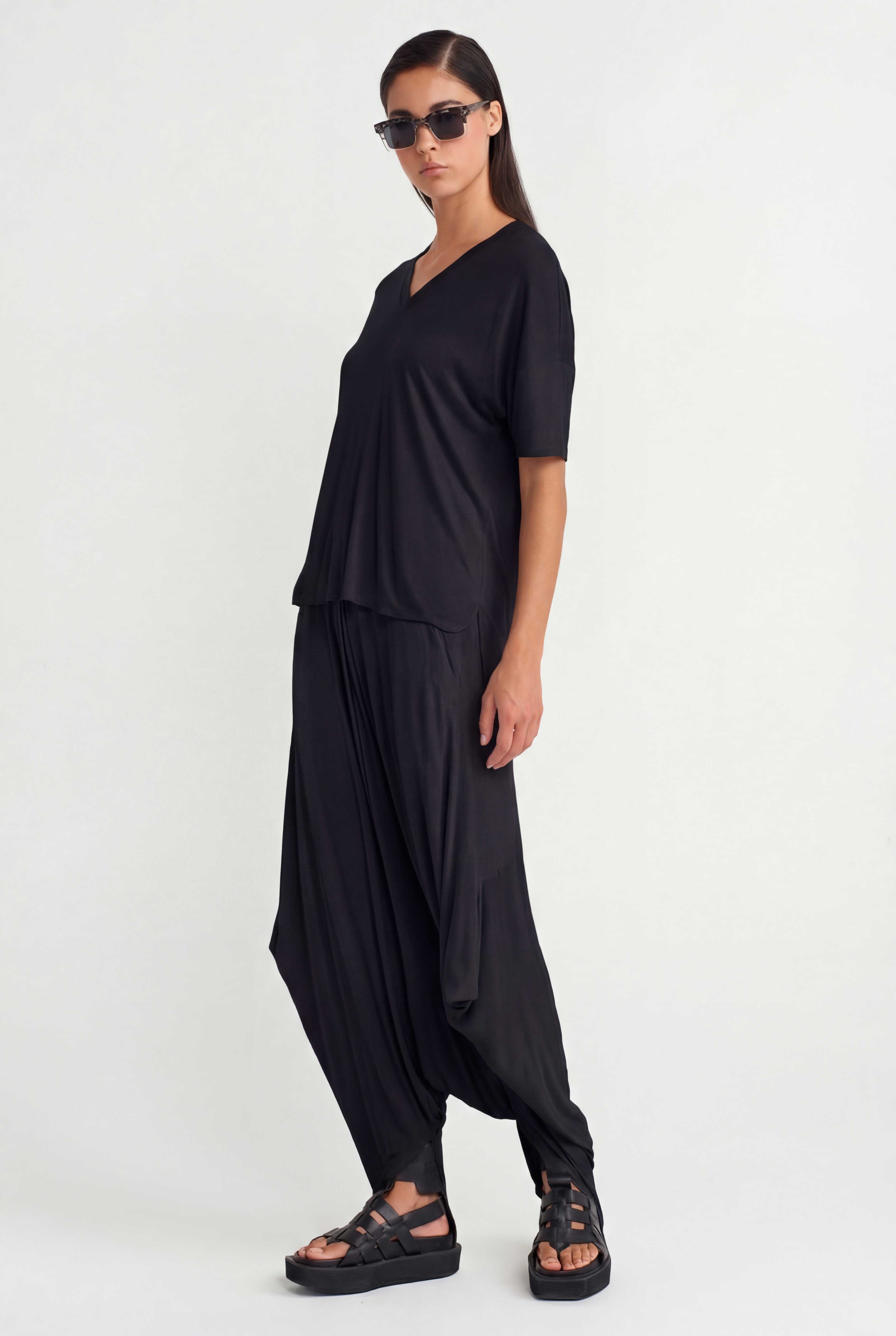 Siyah V Yaka Rahat Form T-Shirt-Y261011012