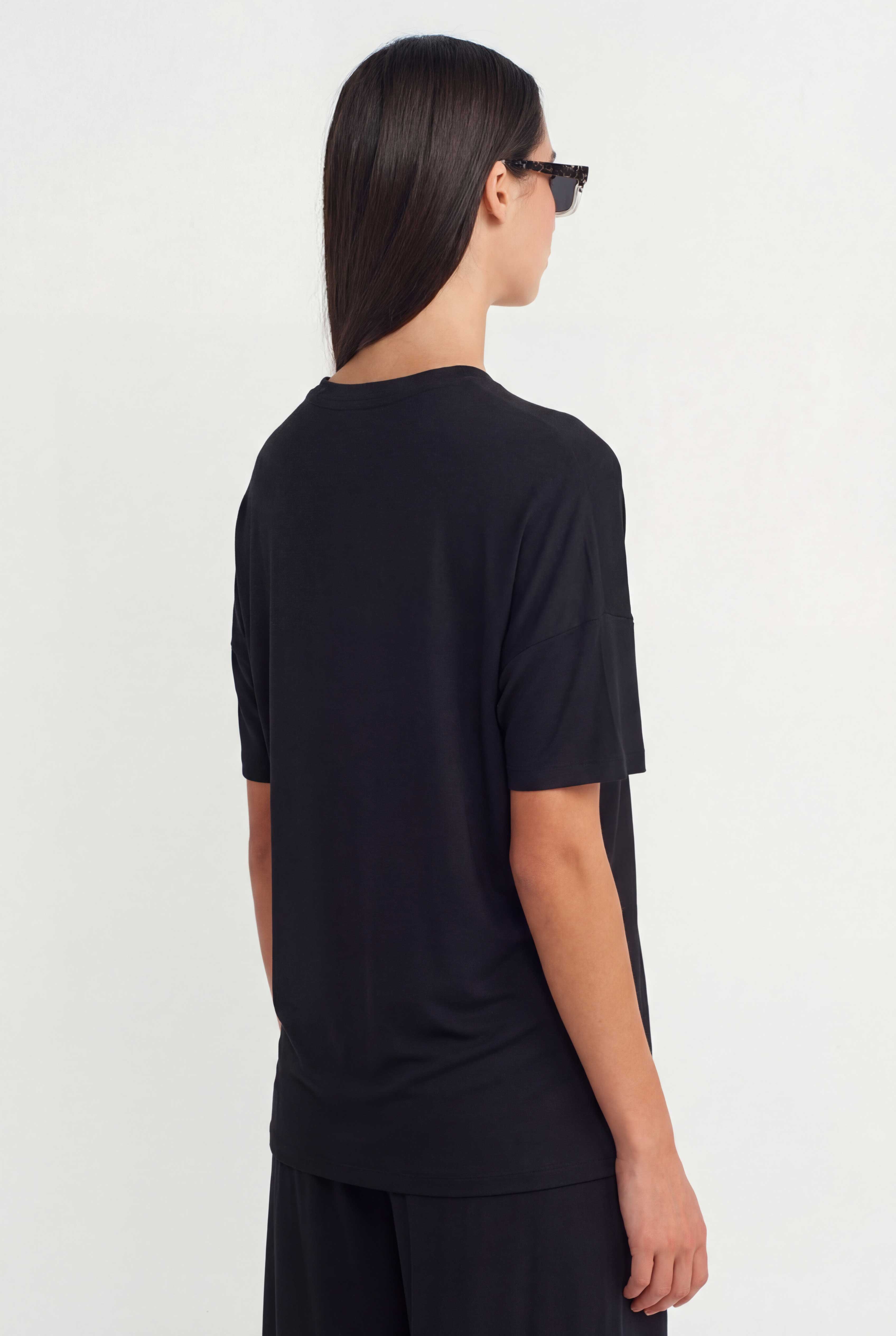 Siyah V Yaka Rahat Form T-Shirt-Y261011012