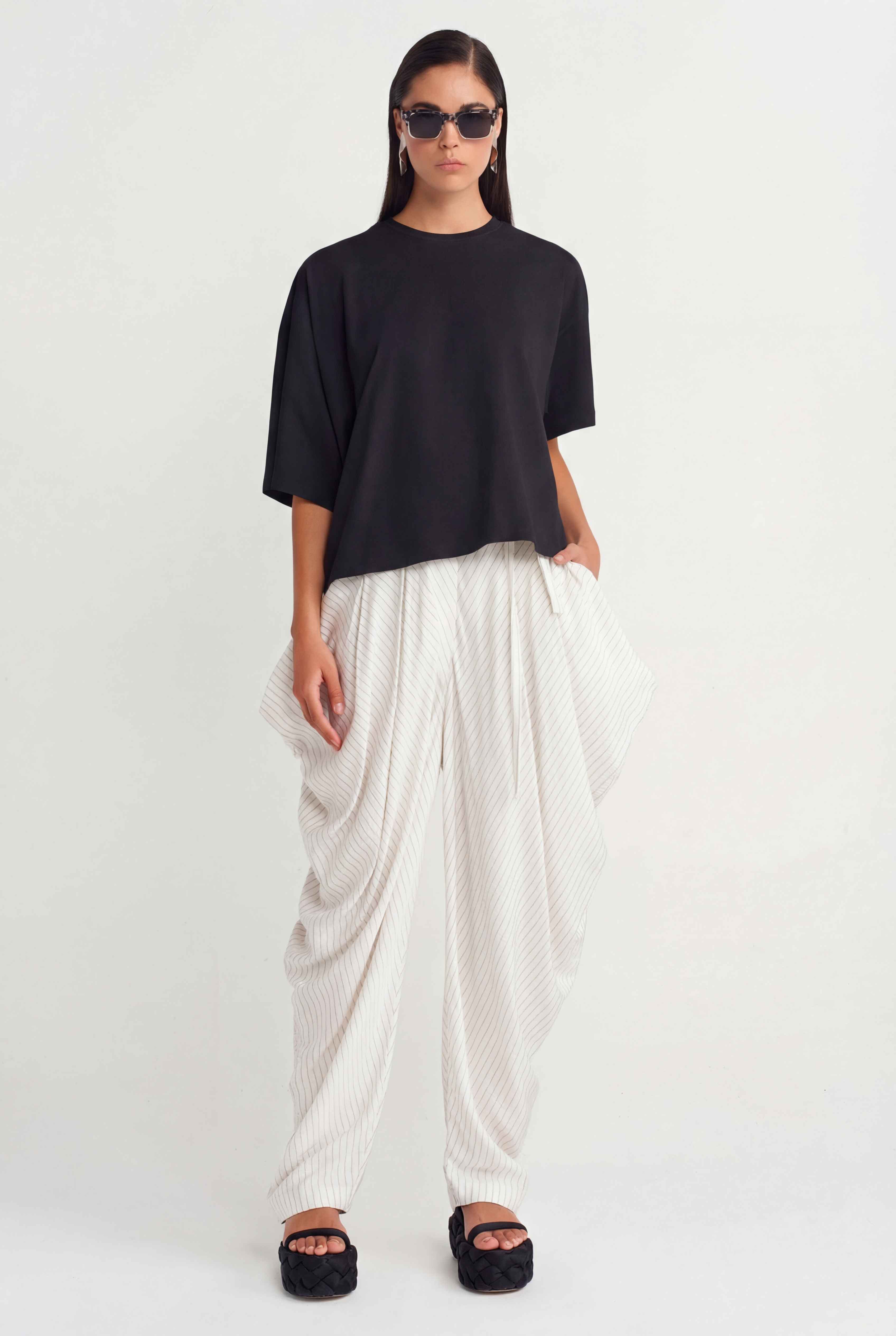 تيشيرت أسود فضفاض أساسي - Y261011023
