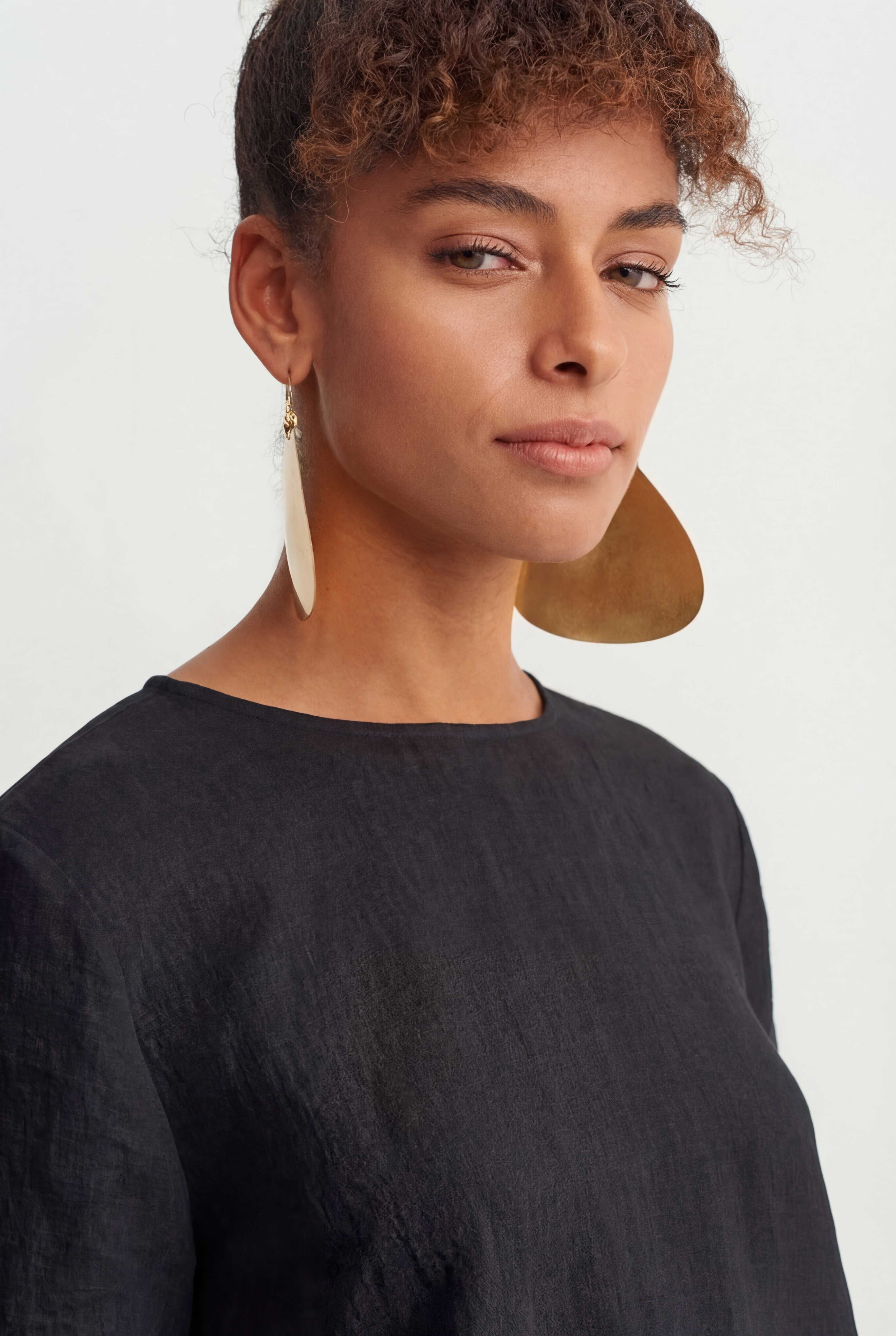 تيشيرت أسود من الكتان الطبيعي بقصة واسعة - Y261011067