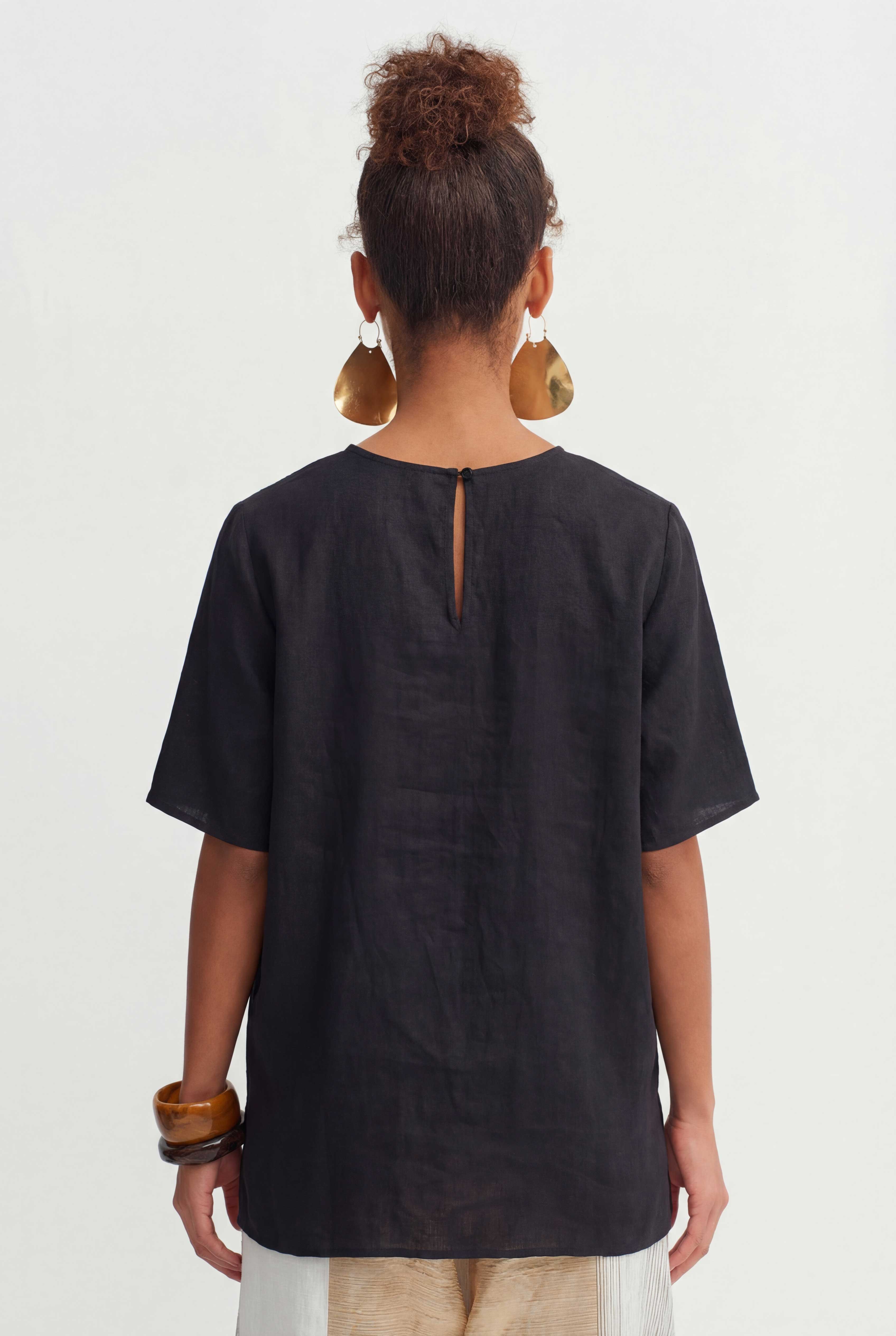 تيشيرت أسود من الكتان الطبيعي بقصة واسعة - Y261011067