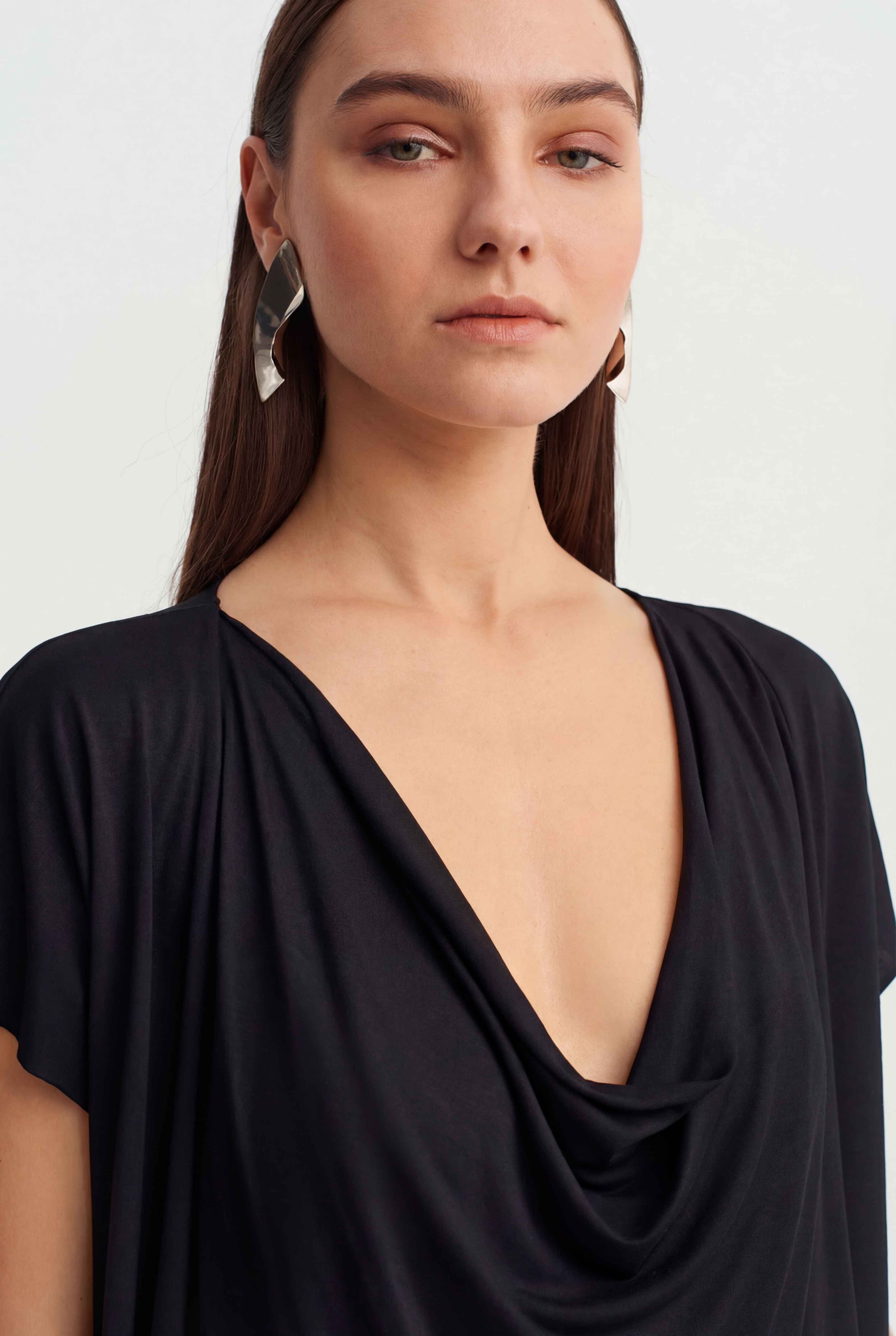 تيشيرت أسود غير متماثل بياقة منسدلة - Y261011070