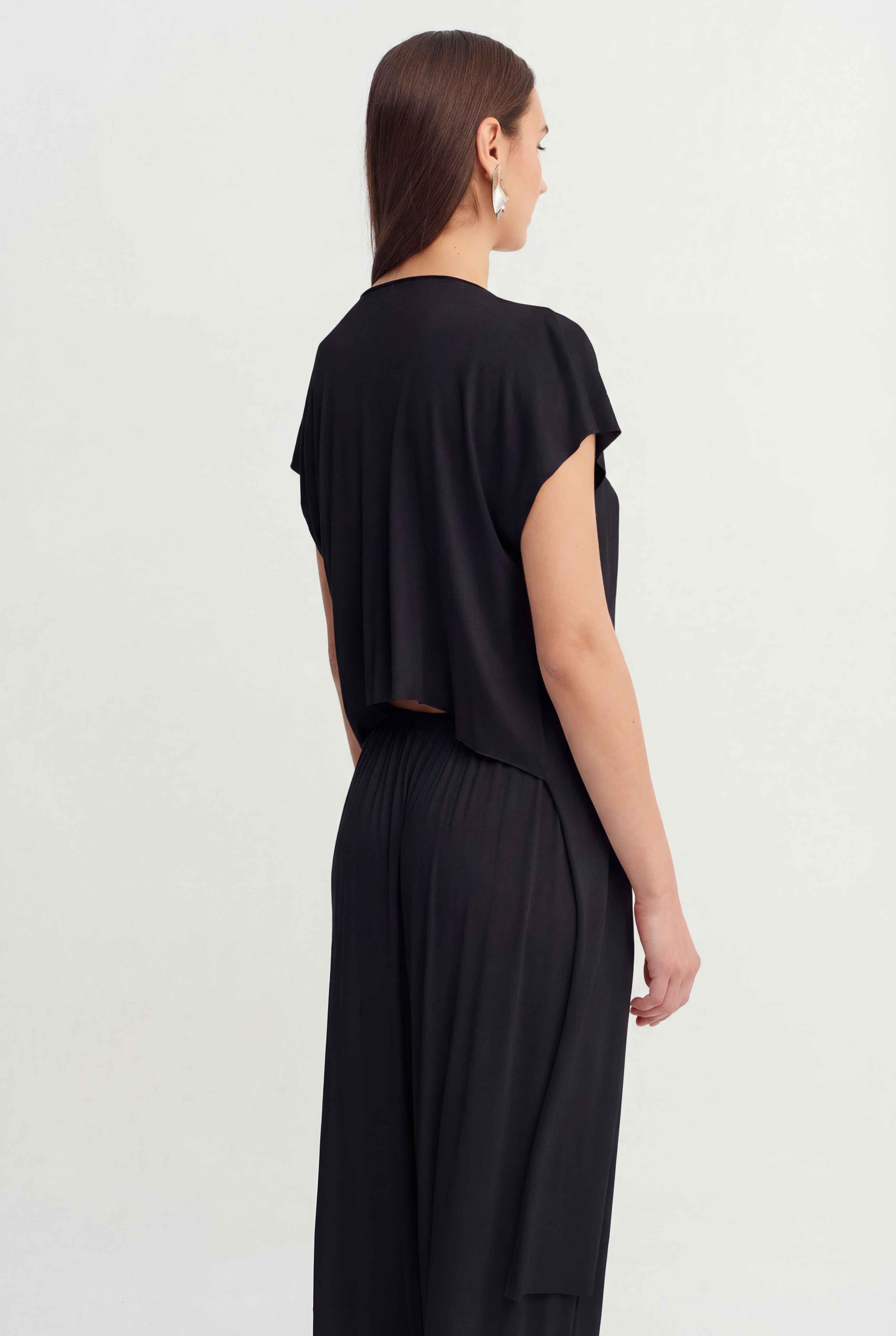 تيشيرت أسود غير متماثل بياقة منسدلة - Y261011070