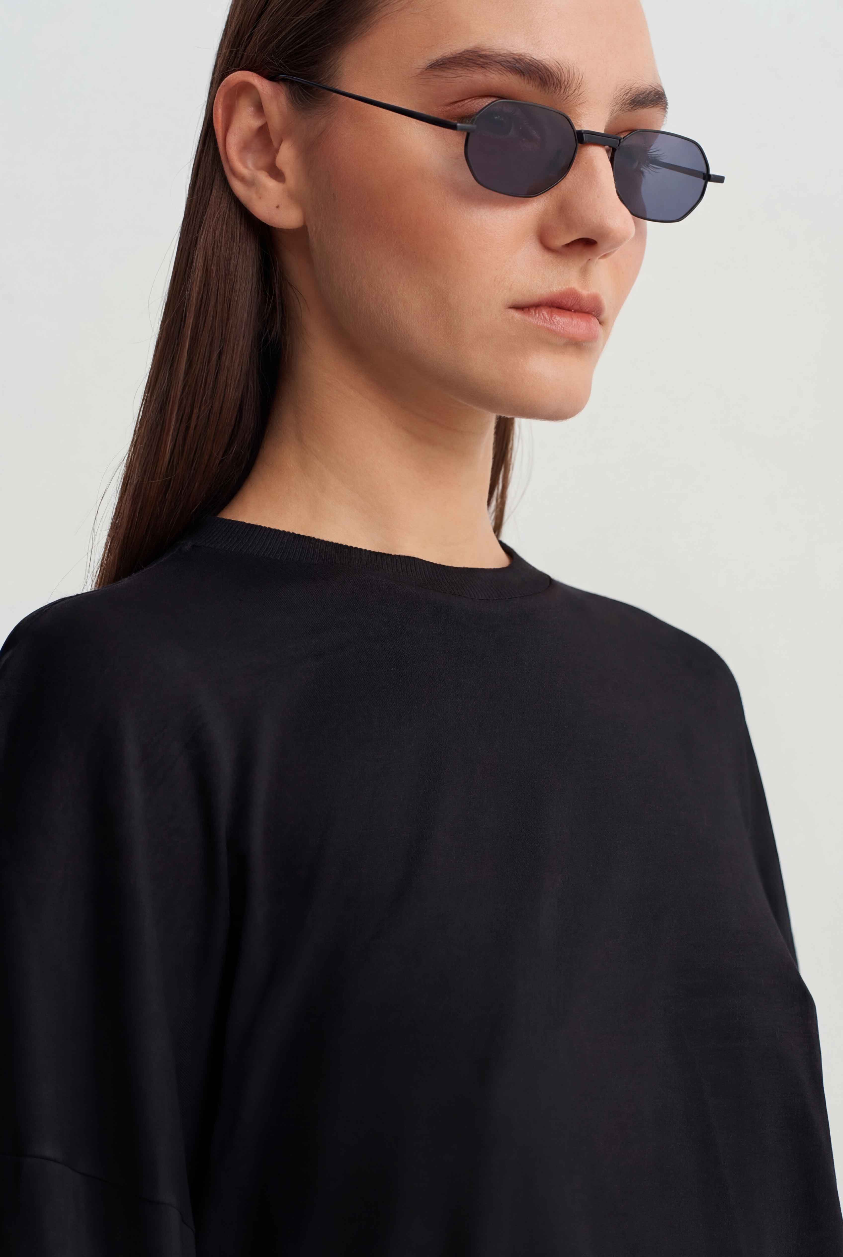 تيشيرت أسود قصير بأكمام طويلة - Y261011071