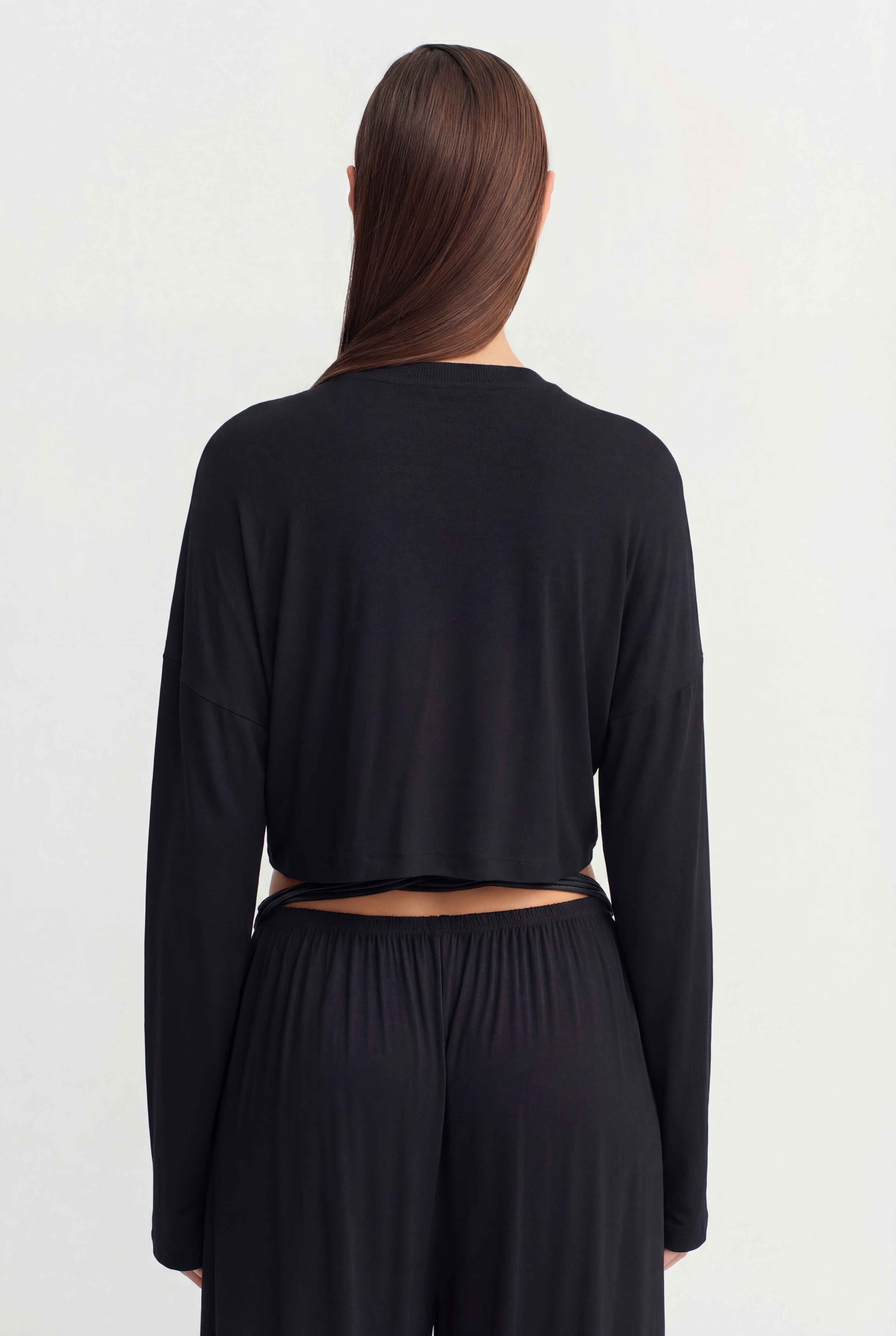 تيشيرت أسود قصير بأكمام طويلة - Y261011071