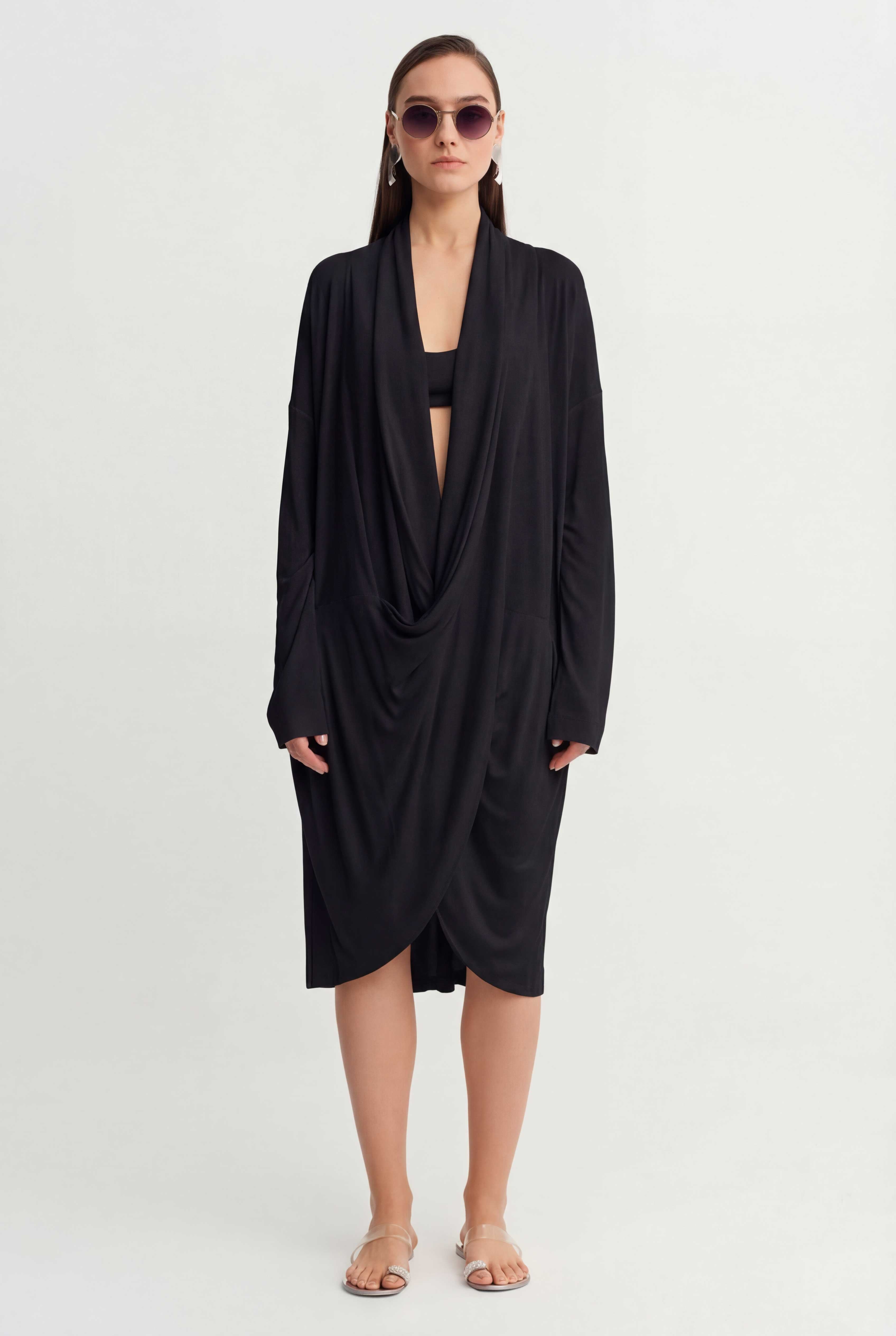 فستان أسود طويل بياقة منسدلة - Y264014047