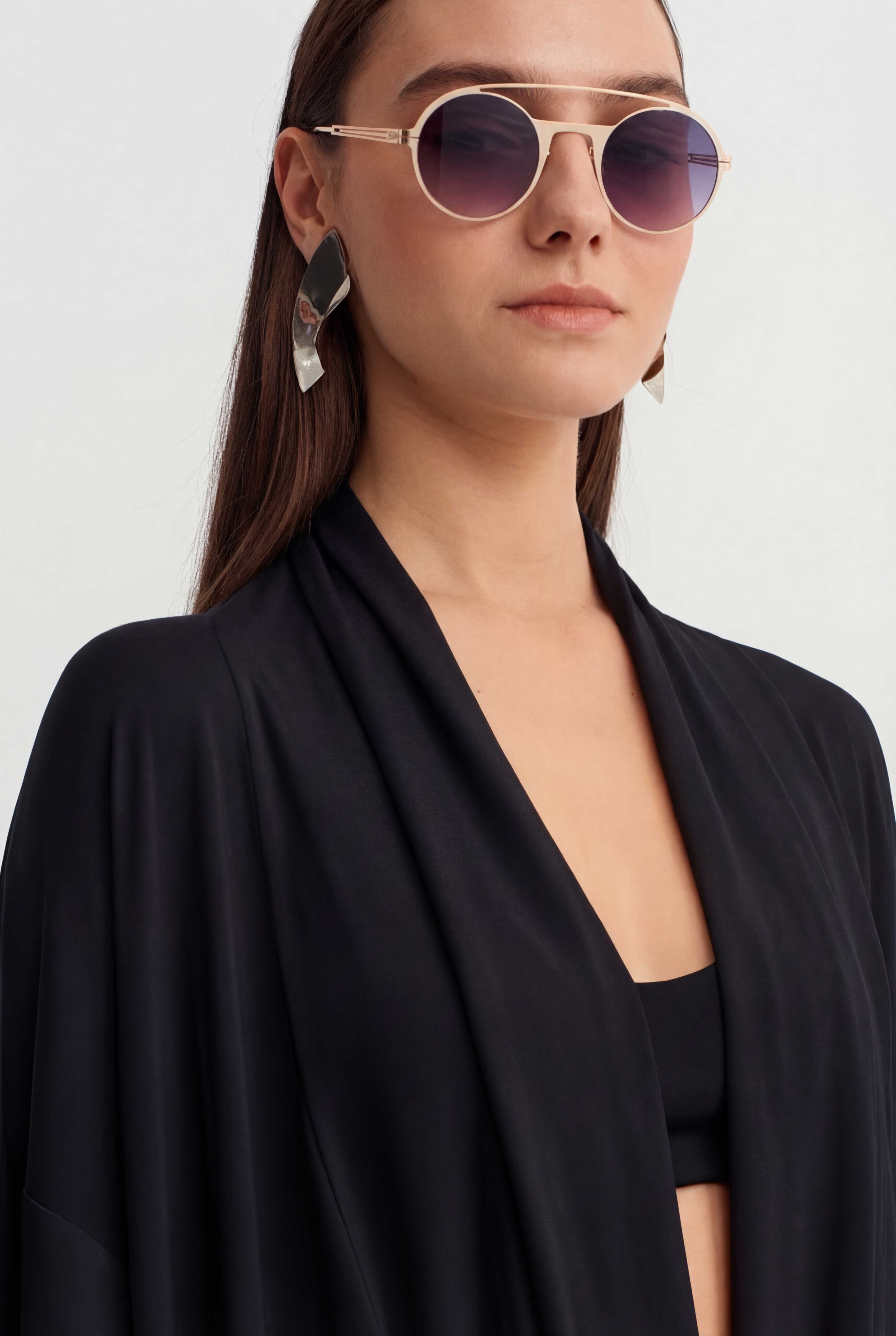 فستان أسود طويل بياقة منسدلة - Y264014047