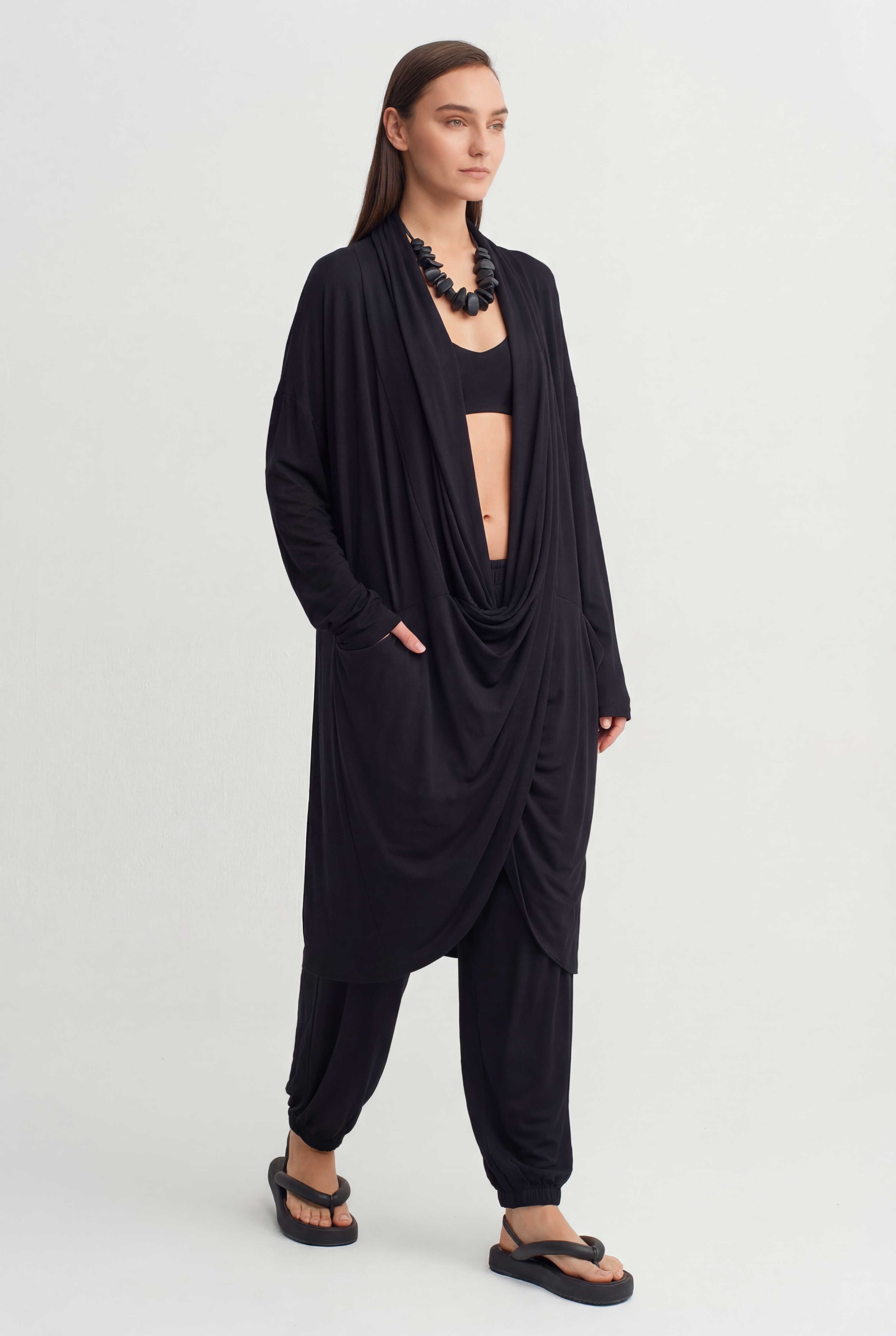 فستان أسود طويل بياقة منسدلة - Y264014047