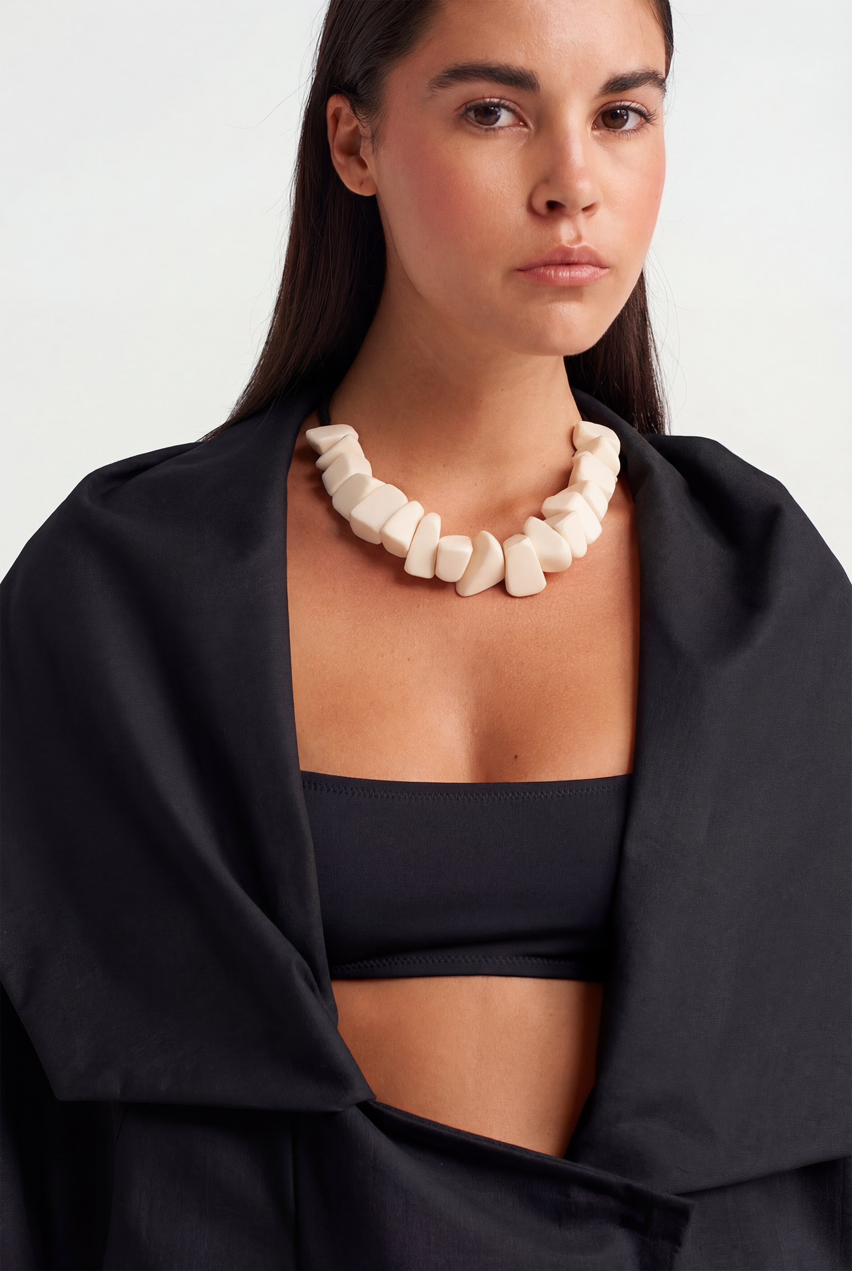 جاكيت أسود ذو ياقة منحوتة متعددة الطبقات - Y265015009