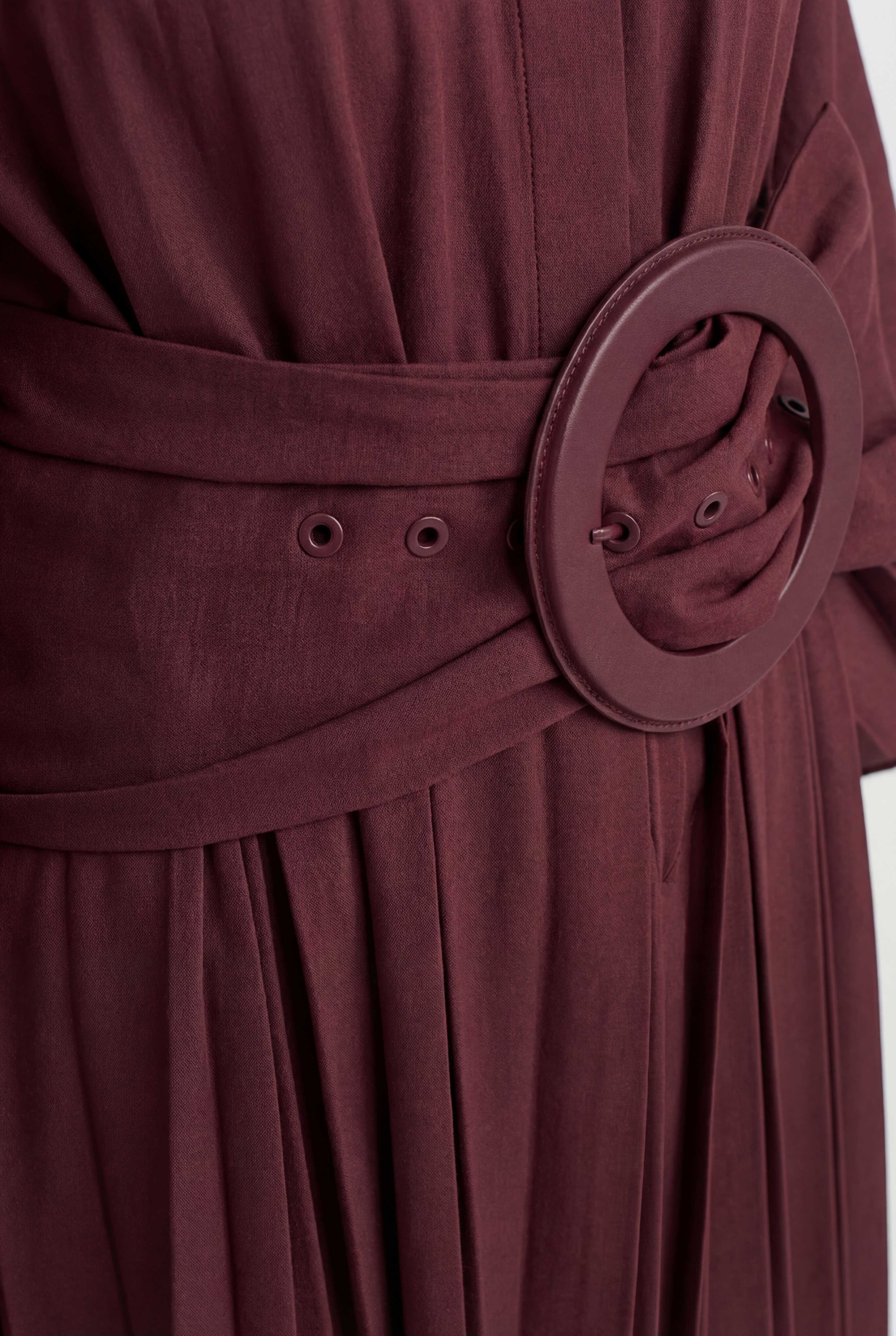 حزام عنابي اللون بإبزيم كبير - Y268018009