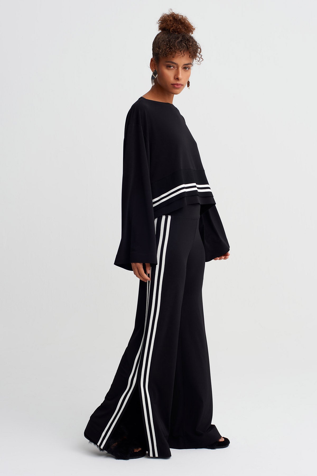 Siyah Şerit Detaylı Uzun Kollu Bluz-Y261011004