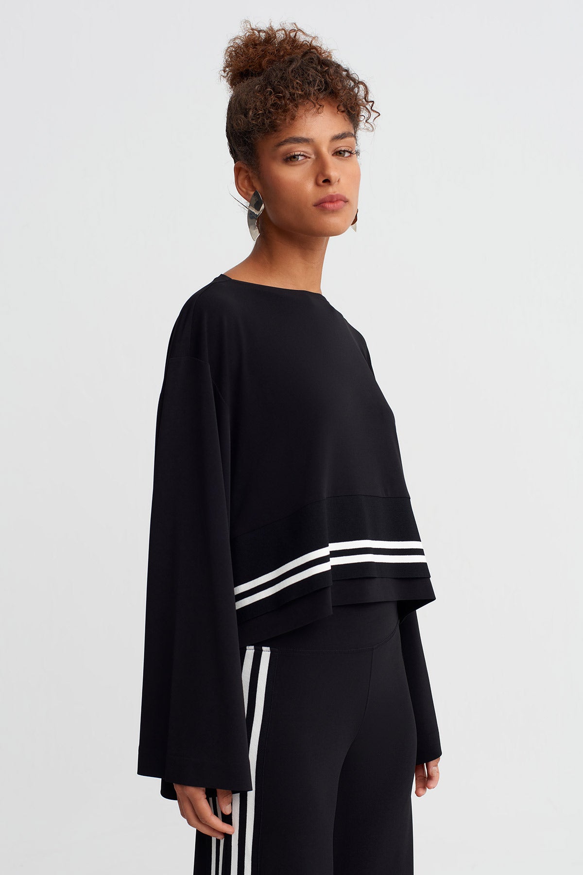 Siyah Şerit Detaylı Uzun Kollu Bluz-Y261011004