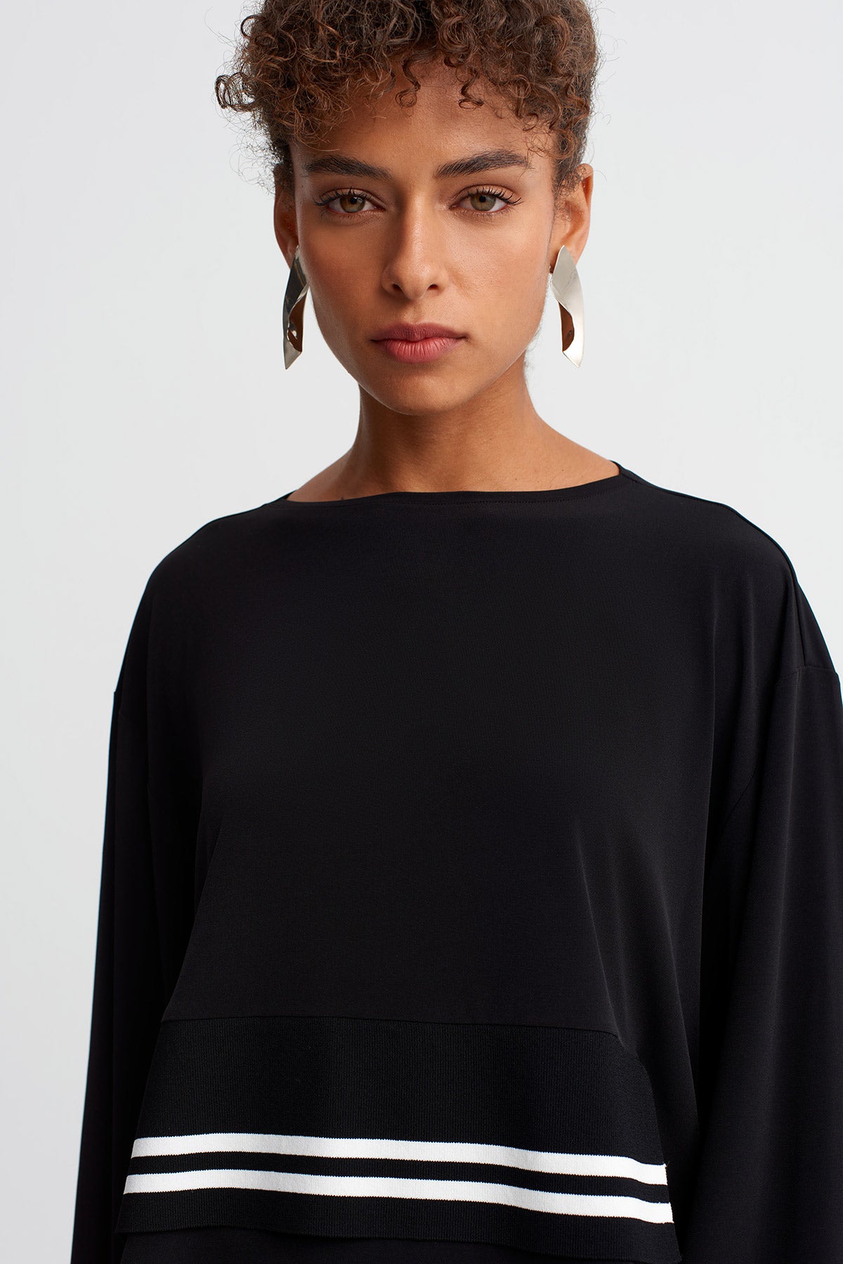 Siyah Şerit Detaylı Uzun Kollu Bluz-Y261011004