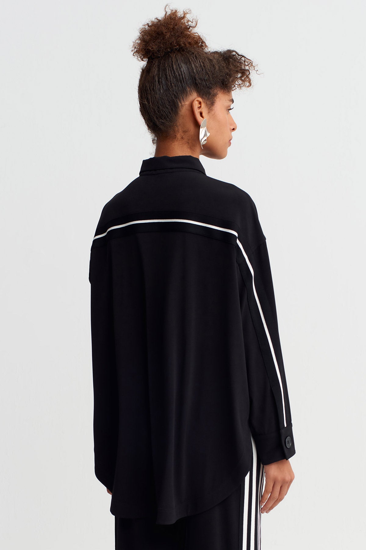 Siyah Şerit Detaylı Oversize Gömlek-Y261011005