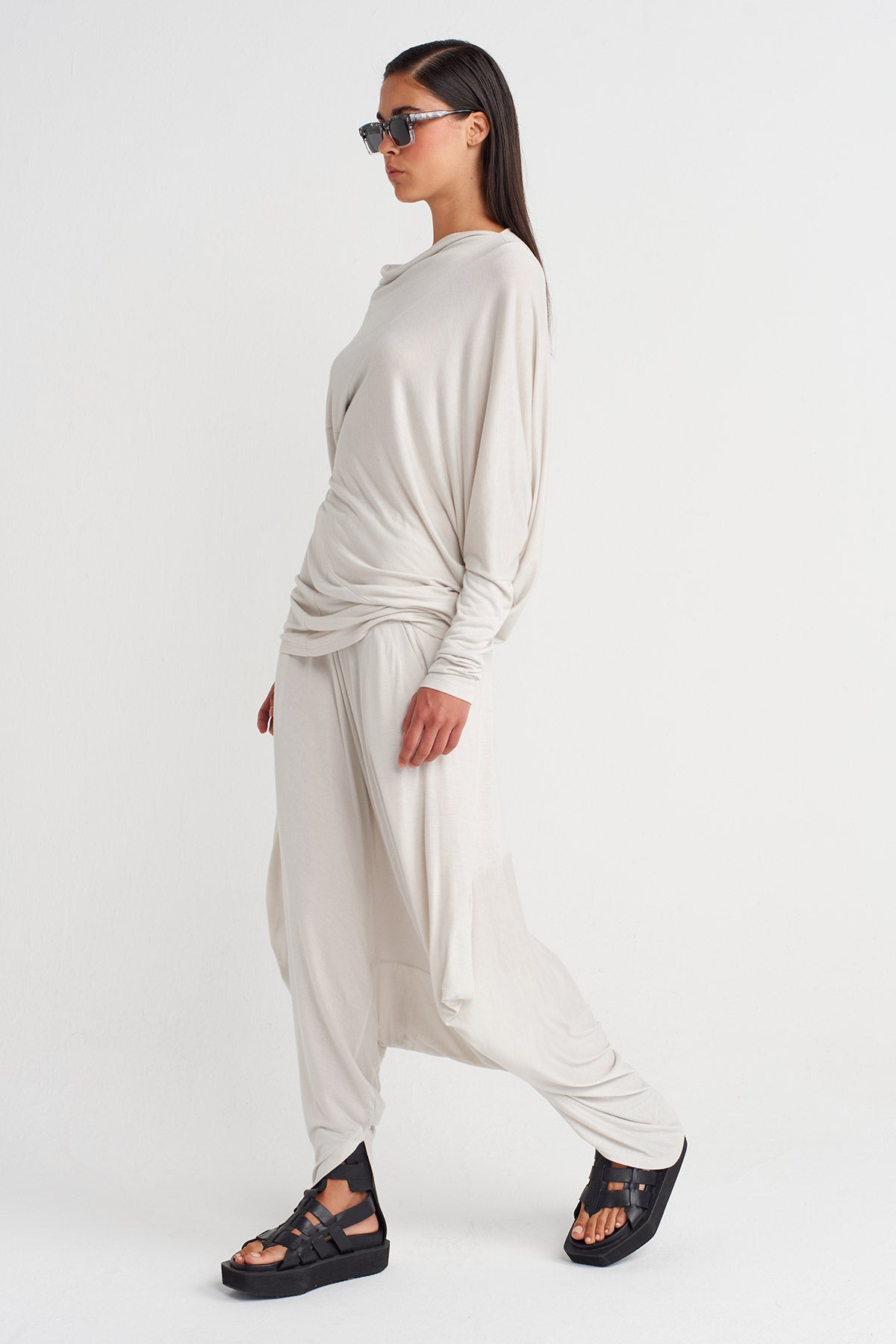 بلوزة بأكمام طويلة بتصميم منسدل بلون الضباب - Y261011011