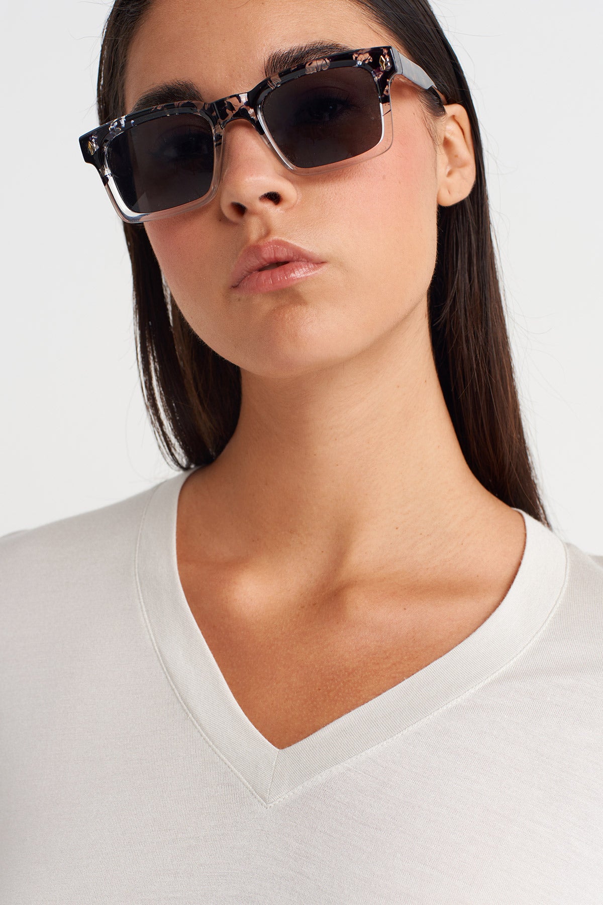 تيشيرت مريح بياقة على شكل حرف V بلون ضبابي - Y261011012