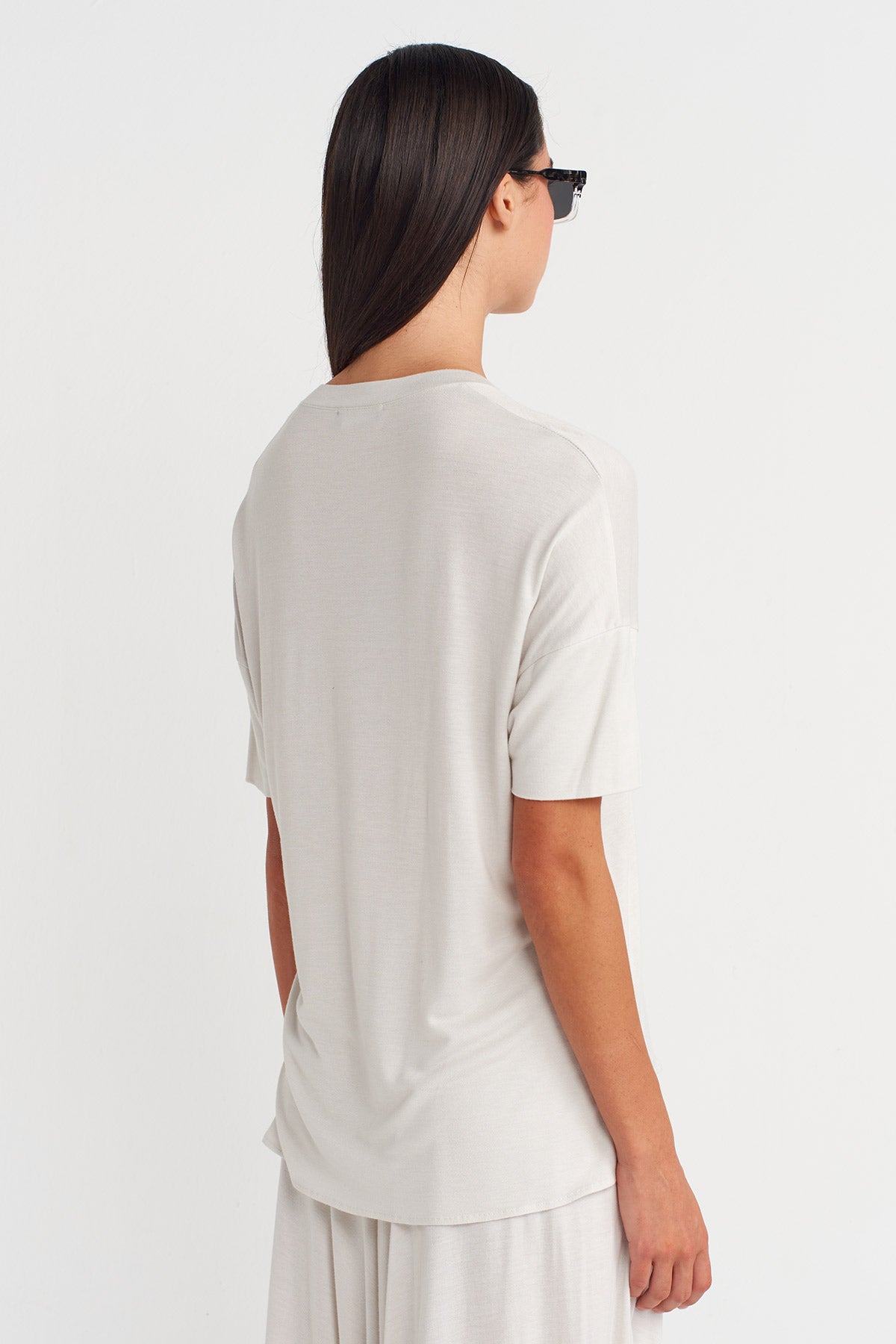 تيشيرت مريح بياقة على شكل حرف V بلون ضبابي - Y261011012