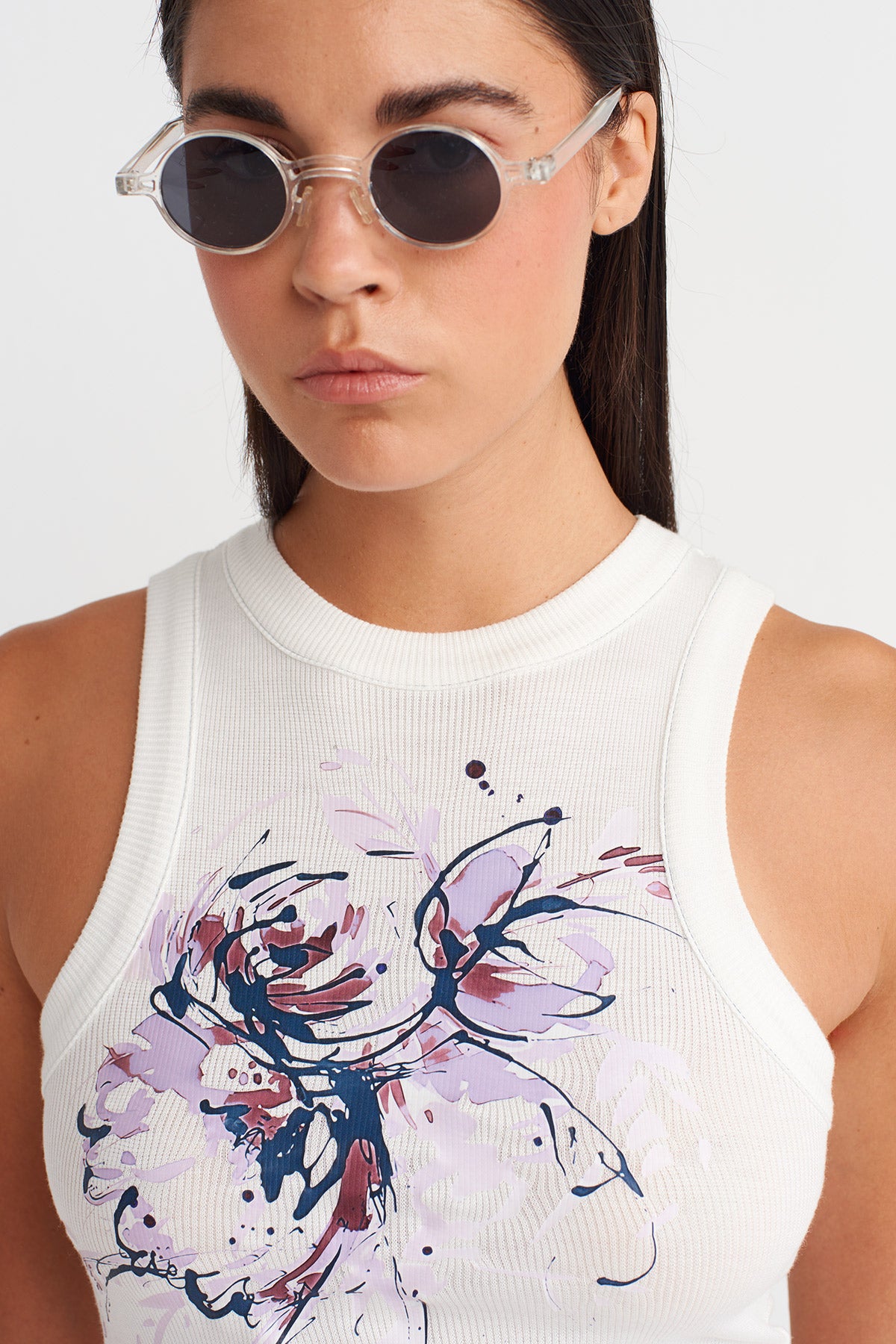 توب بدون أكمام مطبوع ومضلع من أوف وايت - Y261011014