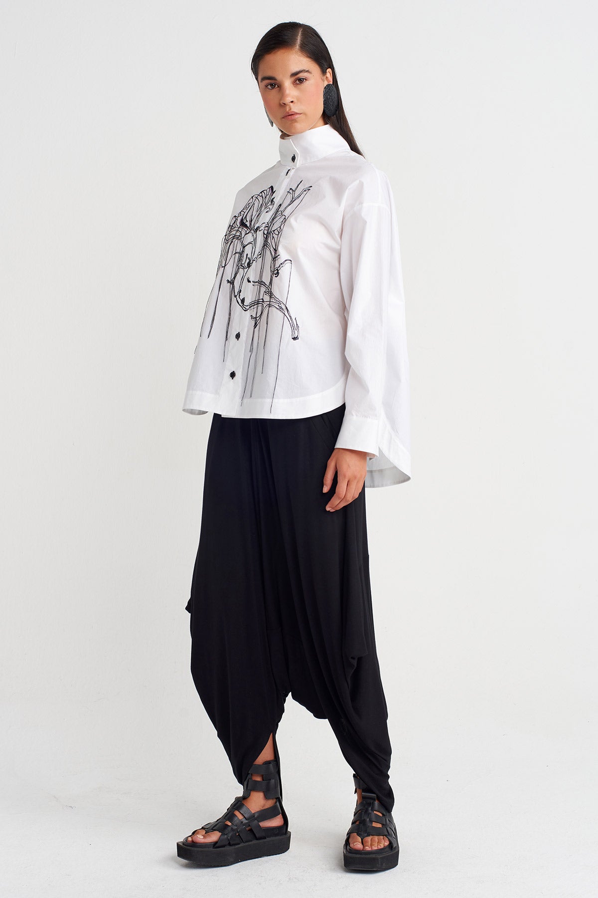 Kırık Beyaz Yüksek Yakalı Nakış Detaylı Gömlek-Y261011017