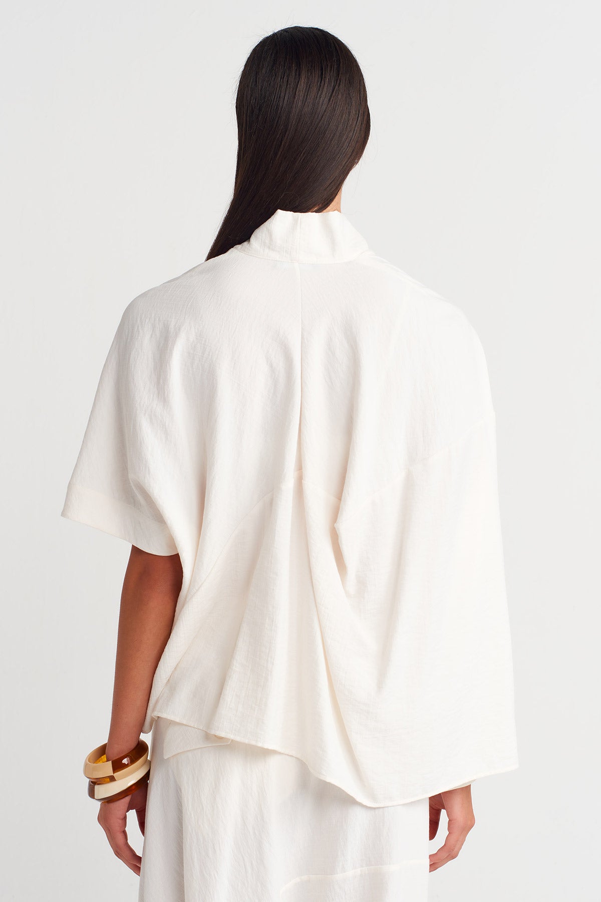 بلوزة بيضاء غير متماثلة بياقة منسدلة - Y261011018