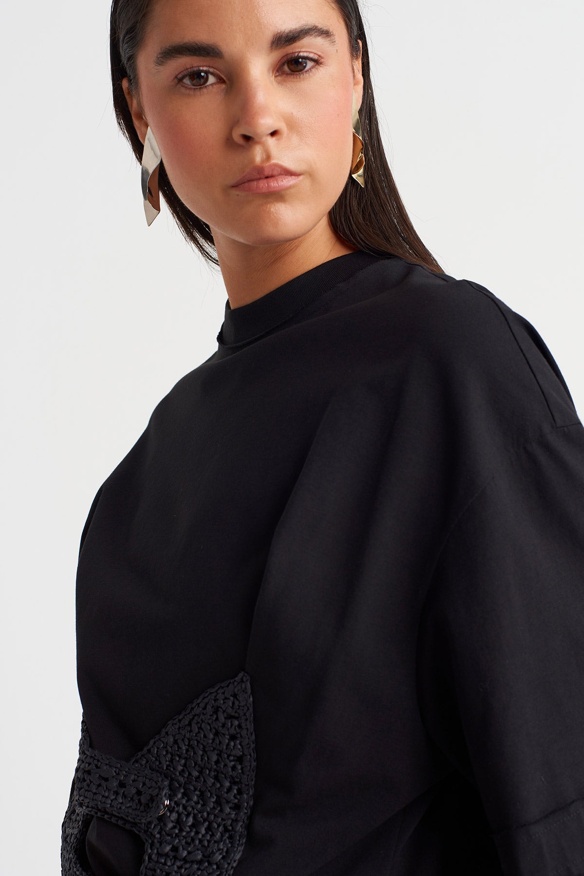 تيشيرت أسود بحزام محبوك - Y261011019