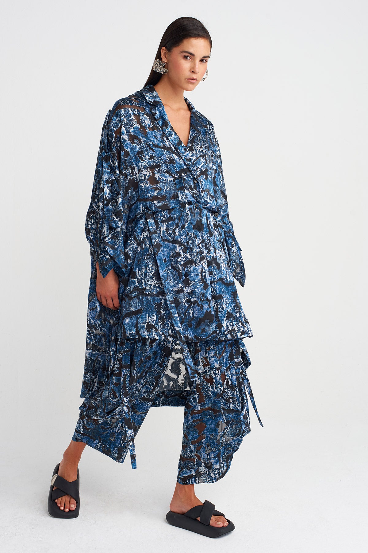 قميص مكشكش بنقش تجريدي باللون النيلي - Y261011020