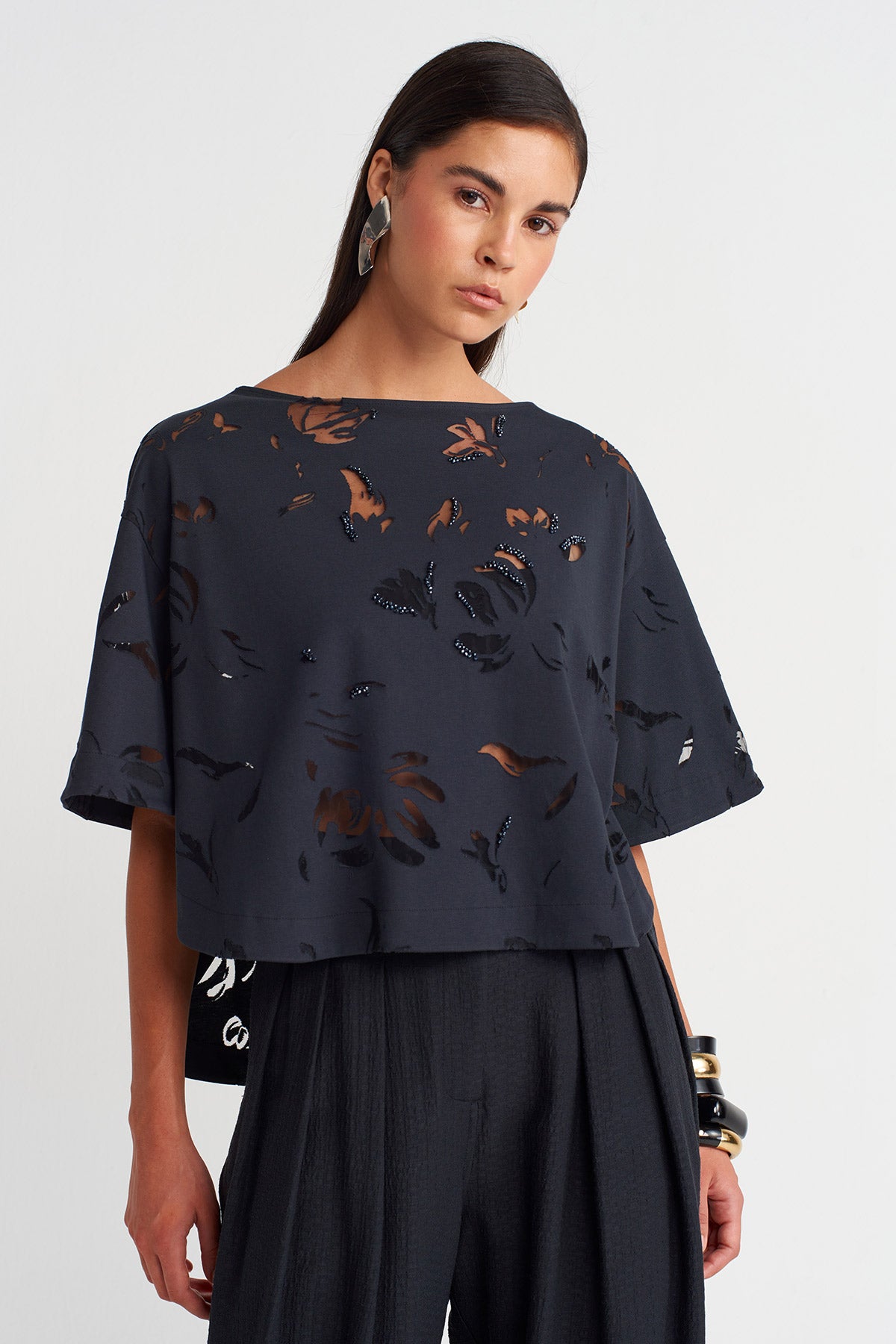 بلوزة سوداء مطرزة بالخرز بتقنية القطع بالليزر - Y261011021