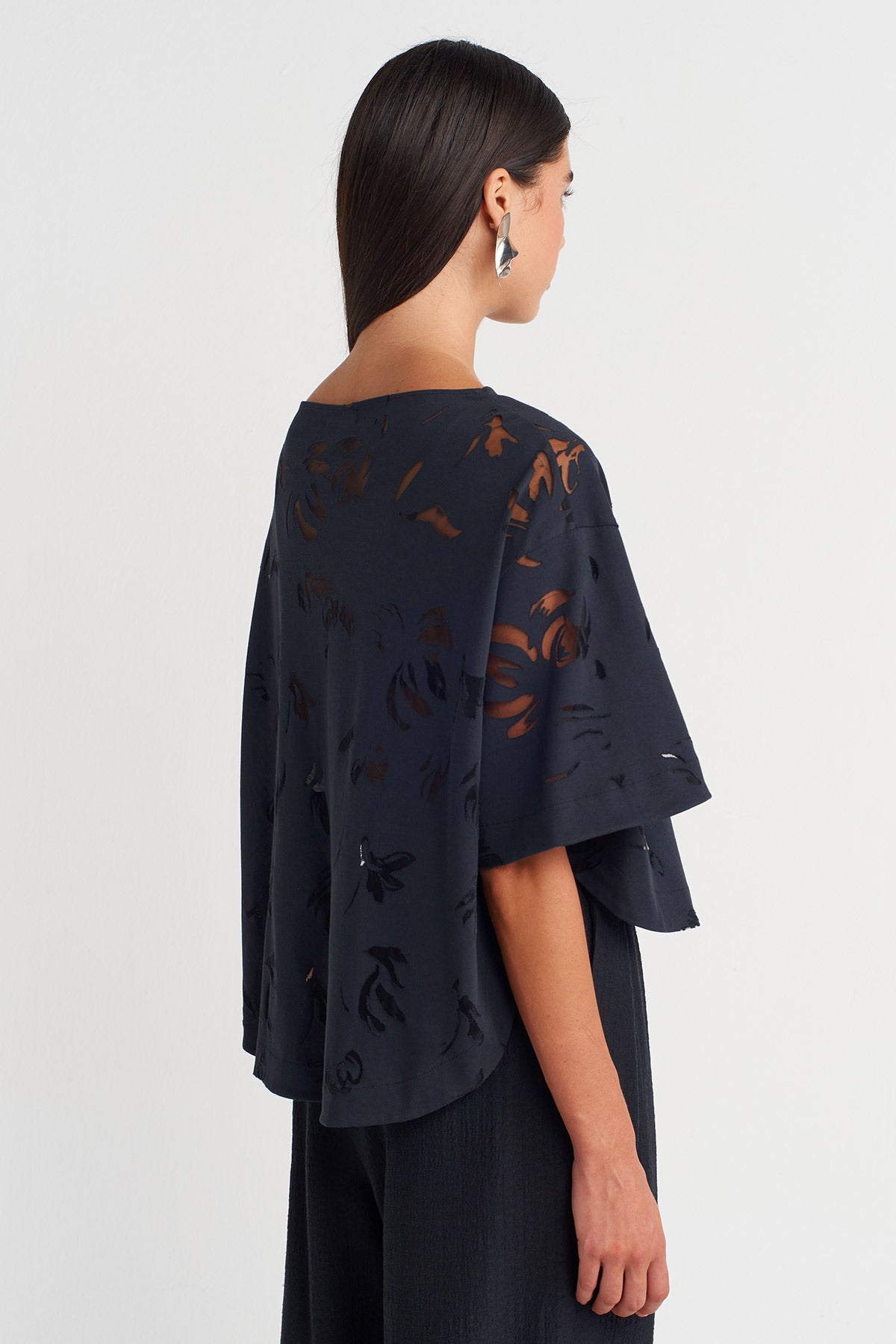 بلوزة سوداء مطرزة بالخرز بتقنية القطع بالليزر - Y261011021