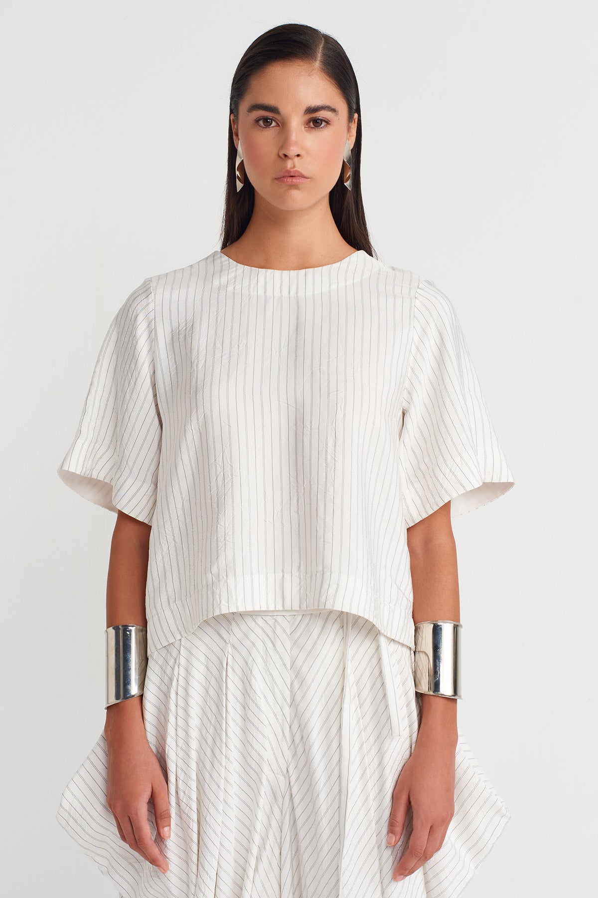 بلوزة واسعة مخططة بلون أبيض كريمي - Y261011026