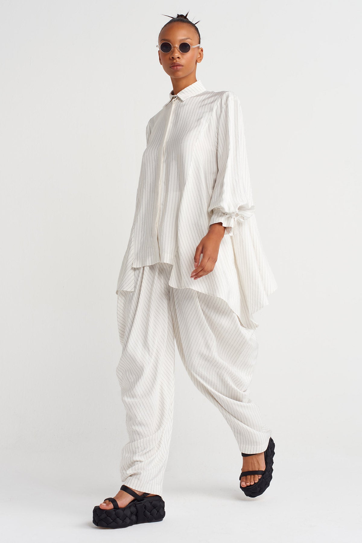 قميص أوف وايت مخطط غير متماثل - Y261011027