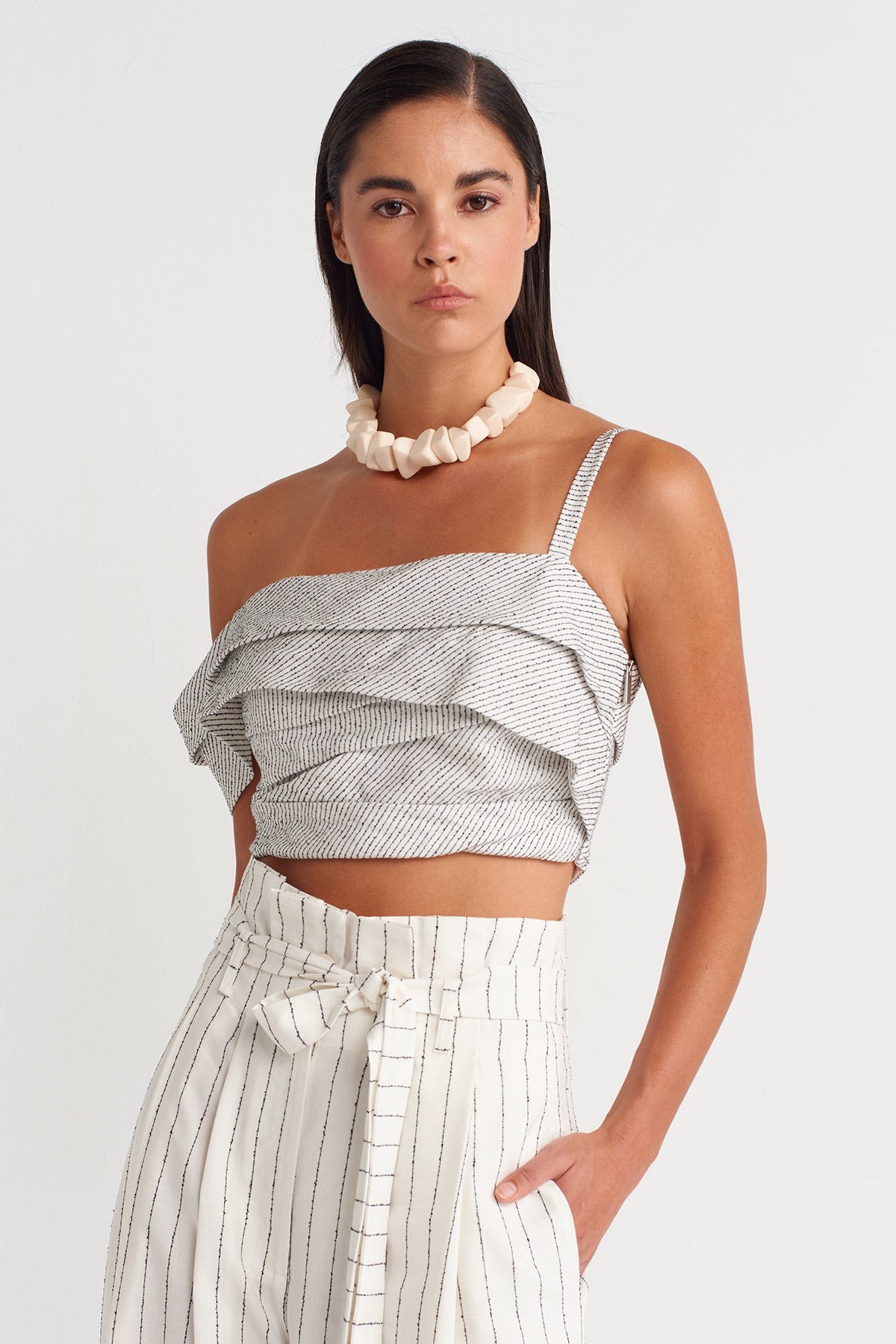 مشدّ صدر غير متماثل الطبقات بلون أبيض كريمي - Y261011028