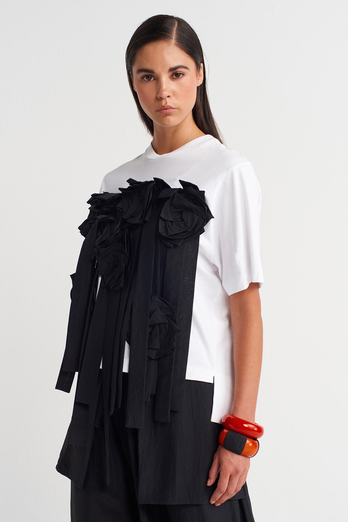 Beyaz / Siyah Çiçek Detaylı Şeritli T-Shirt-Y261011029