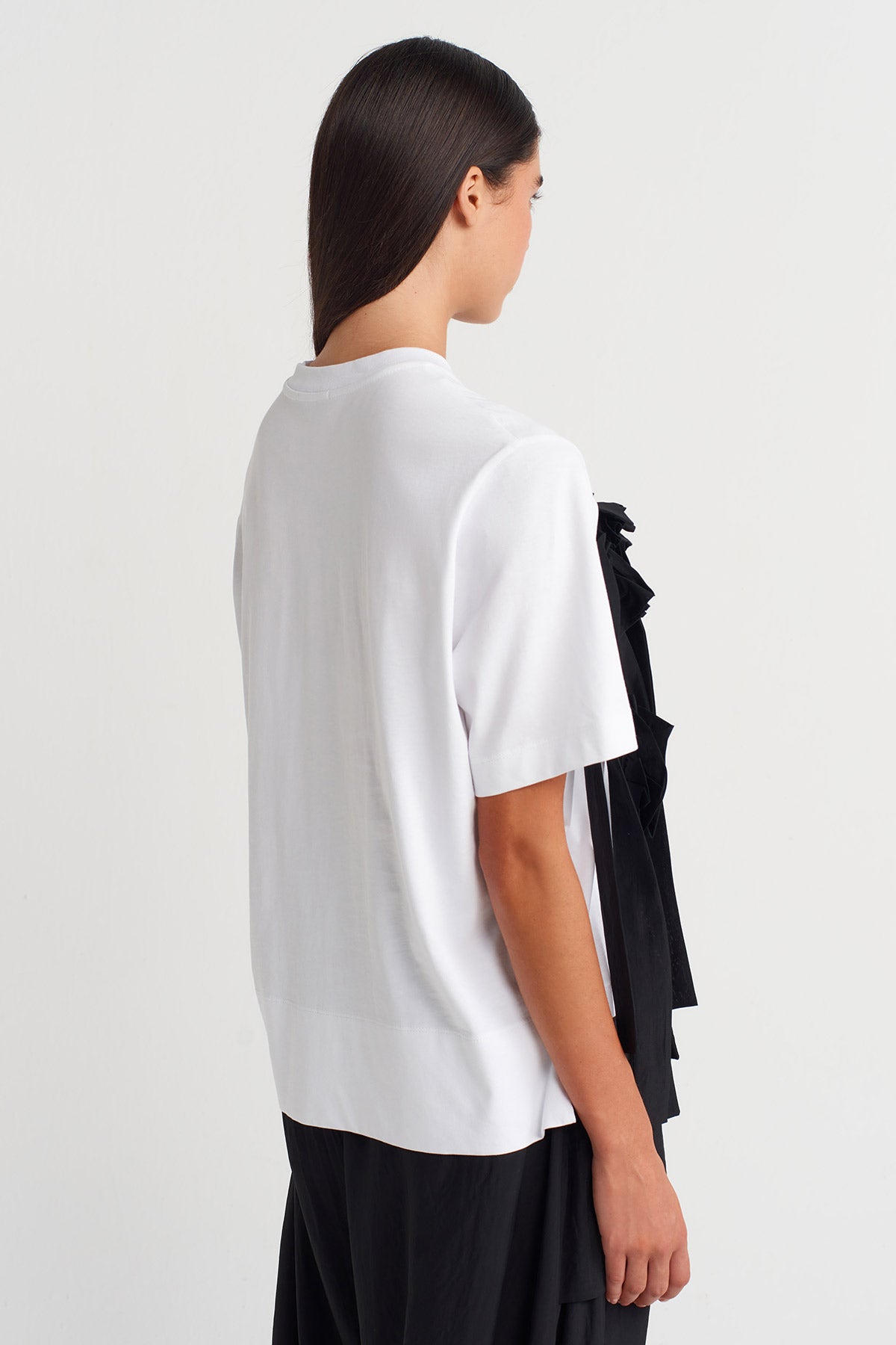 Beyaz / Siyah Çiçek Detaylı Şeritli T-Shirt-Y261011029