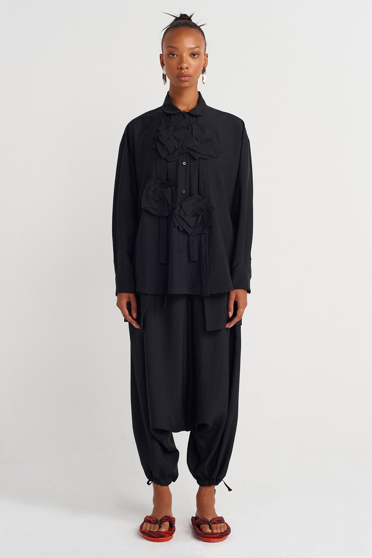 Siyah Çiçek ve Şerit Detaylı Gömlek-Y261011030