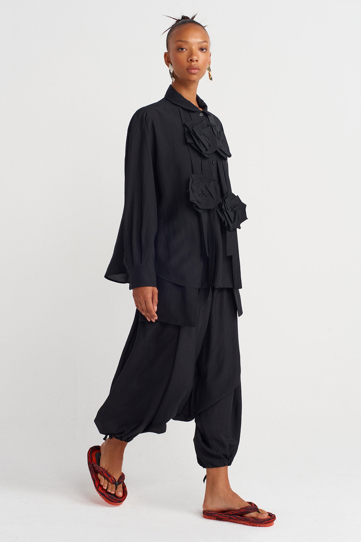 Siyah Çiçek ve Şerit Detaylı Gömlek-Y261011030