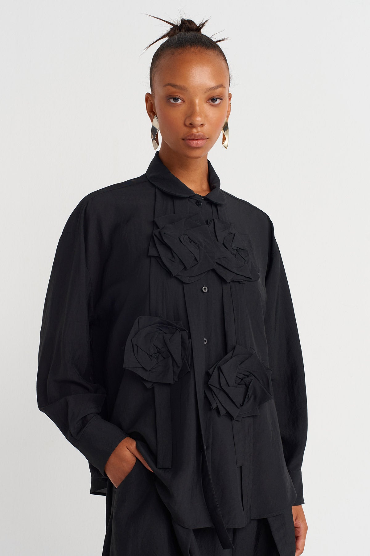 Siyah Çiçek ve Şerit Detaylı Gömlek-Y261011030