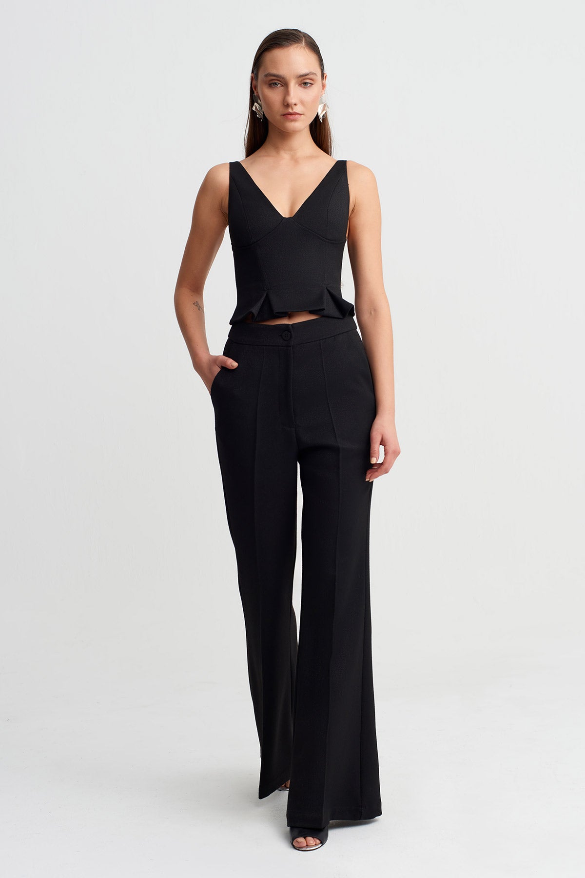 Siyah V Yaka Askılı Formlu Top-Y261011044