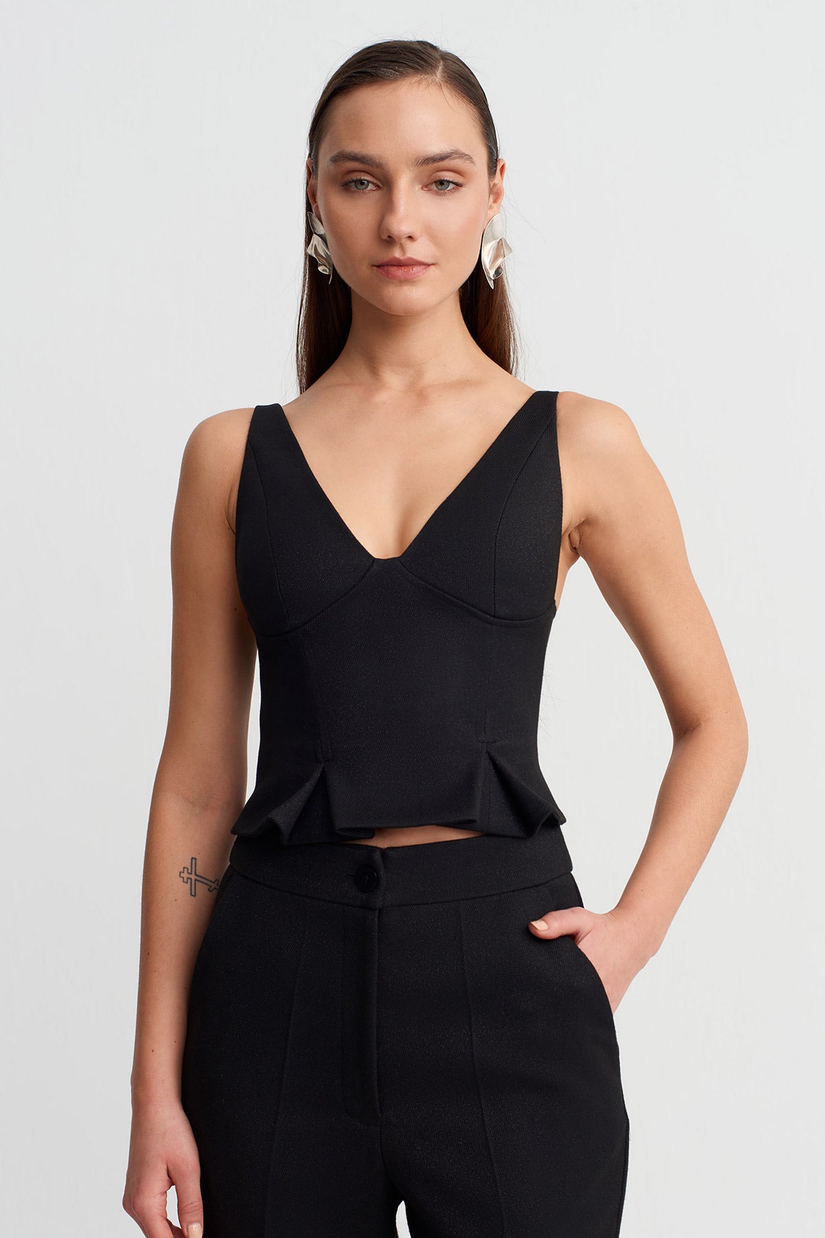 Siyah V Yaka Askılı Formlu Top-Y261011044